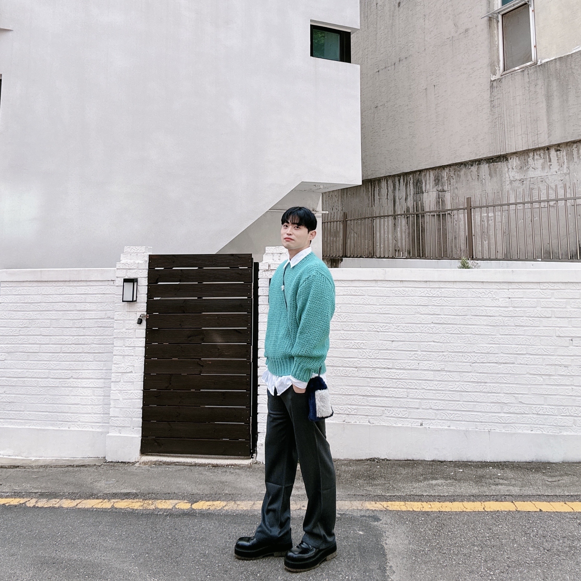 [KREAM 단독] STU Cable Sweater Mint, Hono Report Fur Mini Bag & Brooch Navy Gray 착용 스타일 - 2