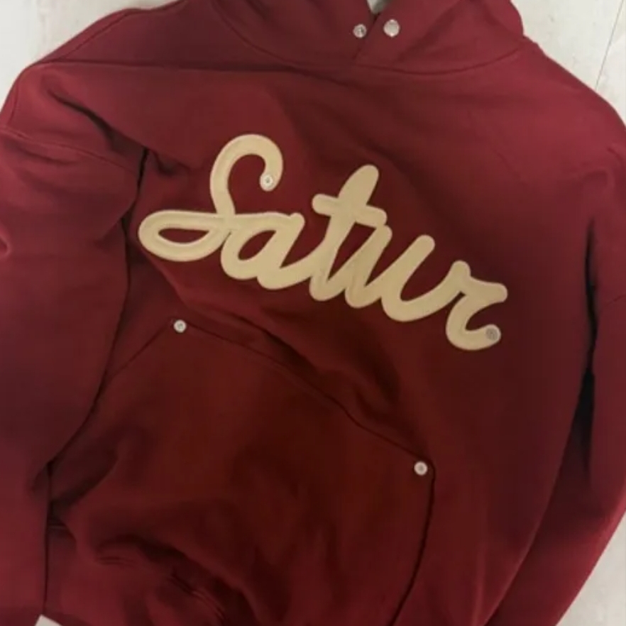 SATUR Lugo Applique Rivet Hoodie Burgundy 착용 스타일