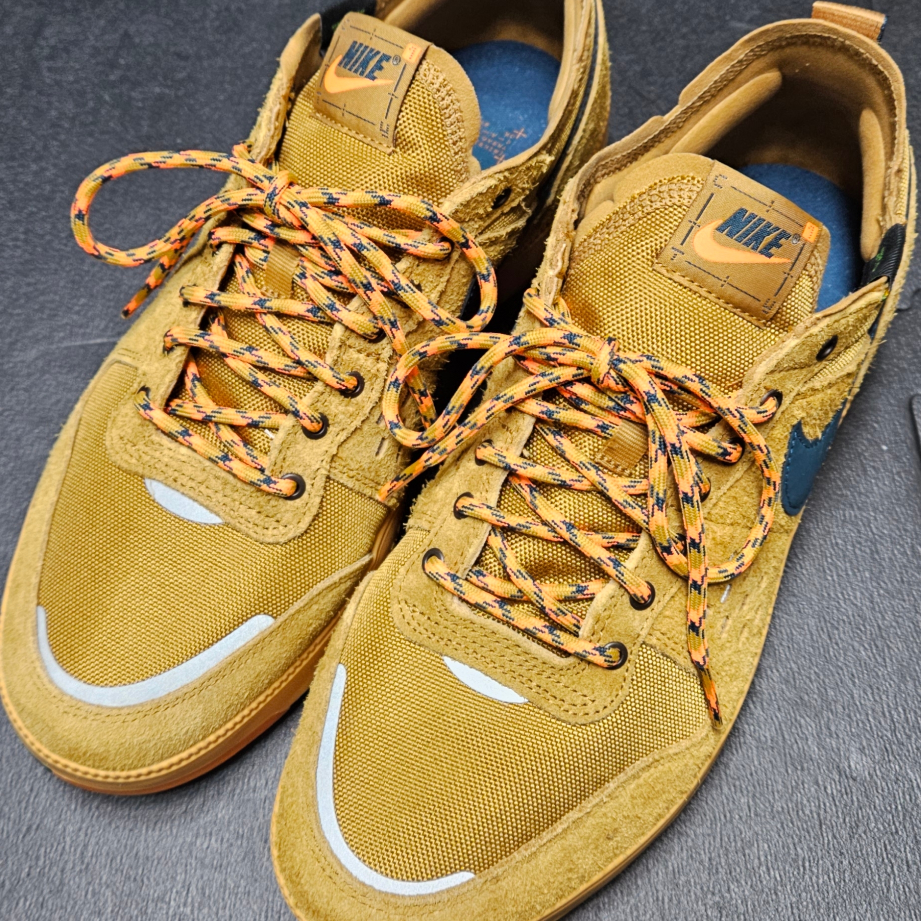 Nike C1TY Premium Wheat Golden Autumn 착용 스타일 - 1