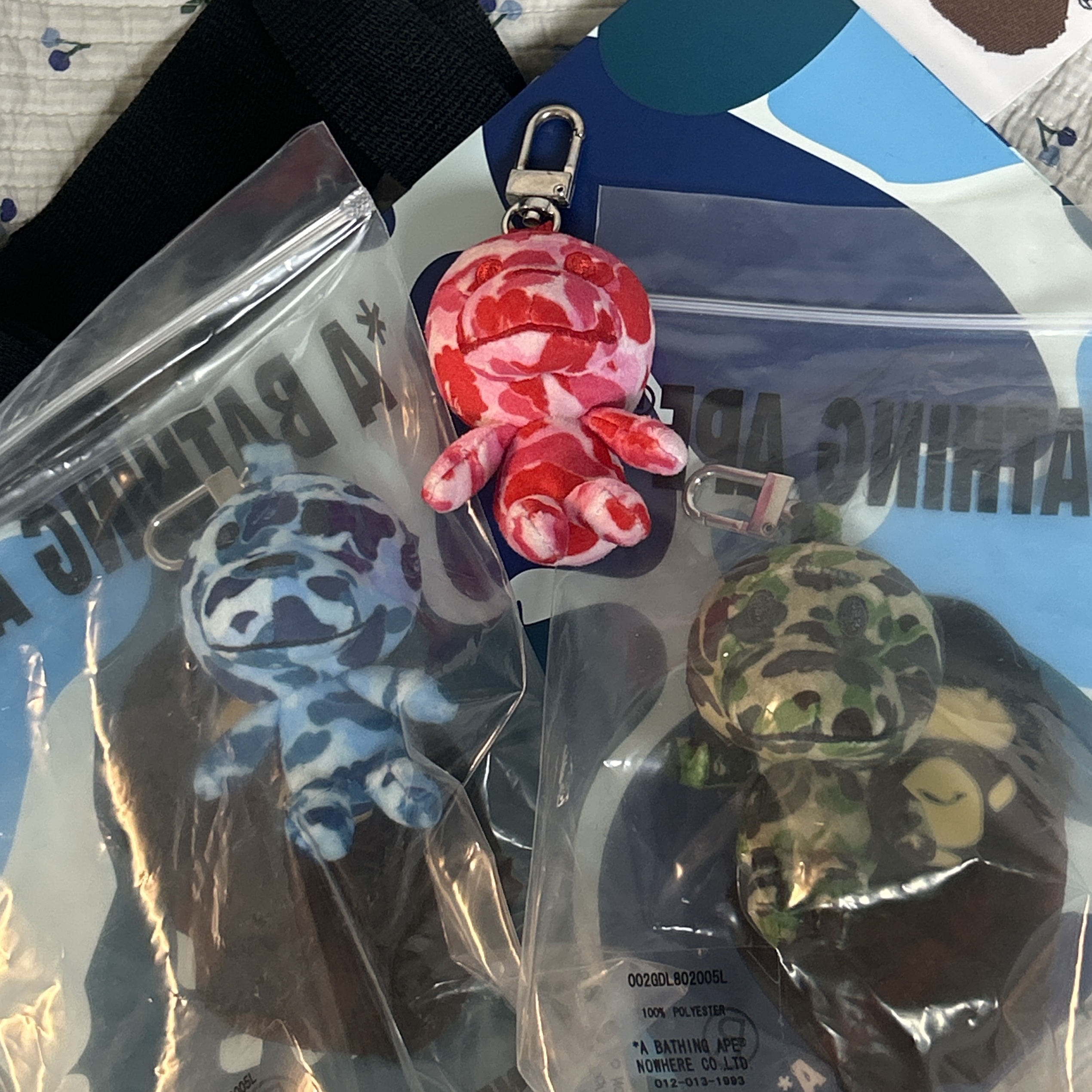 BAPE 186 ABC Camo Baby Milo Plush Doll Key Chain Pink, BAPE 186 ABC Camo Baby Milo Plush Doll Key Chain Blue 착용 스타일