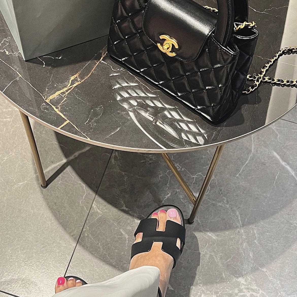 (W) Hermes Santorini Sandal Epsom & Palladium Noir 착용 스타일
