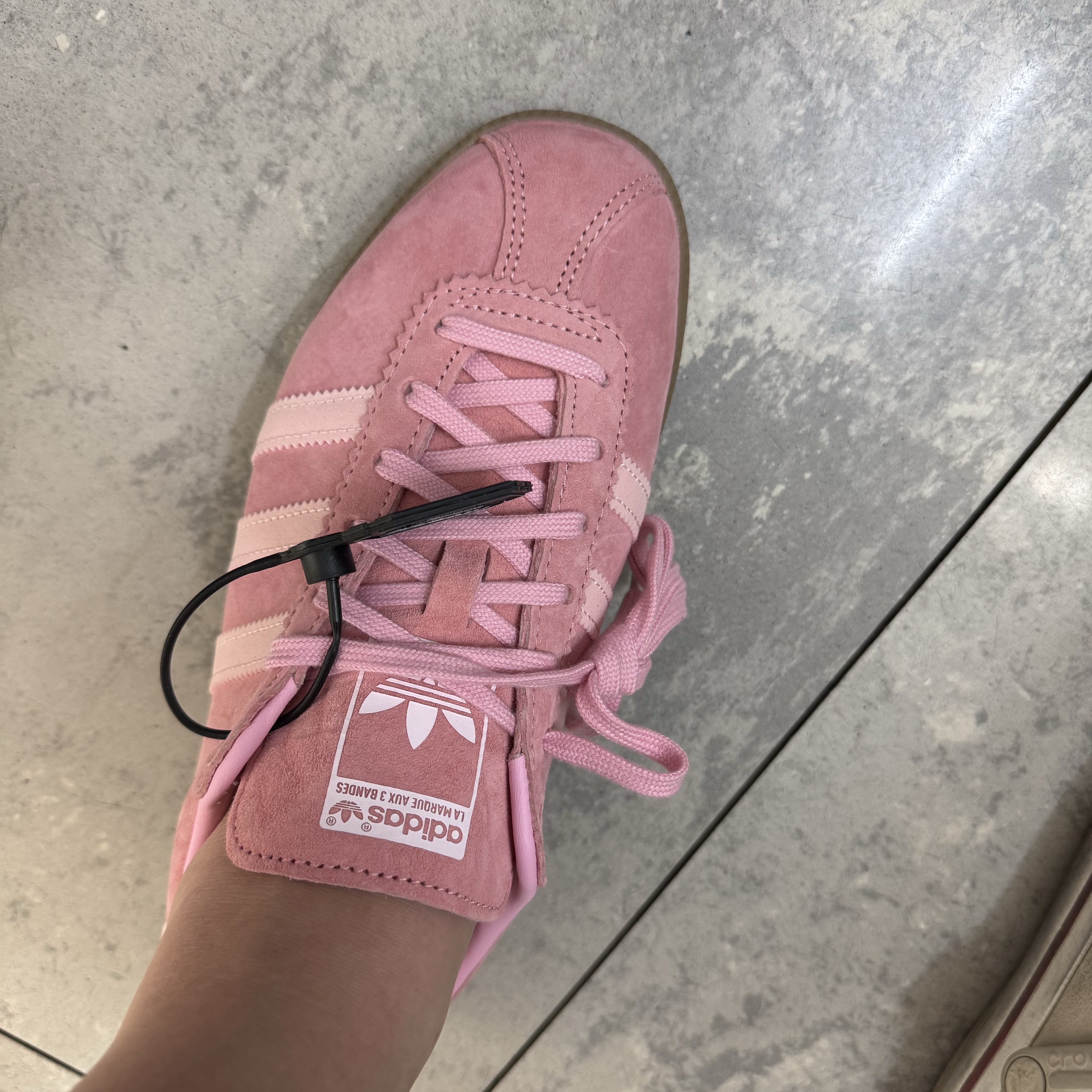 Adidas Bermuda Glow Pink 착용 스타일