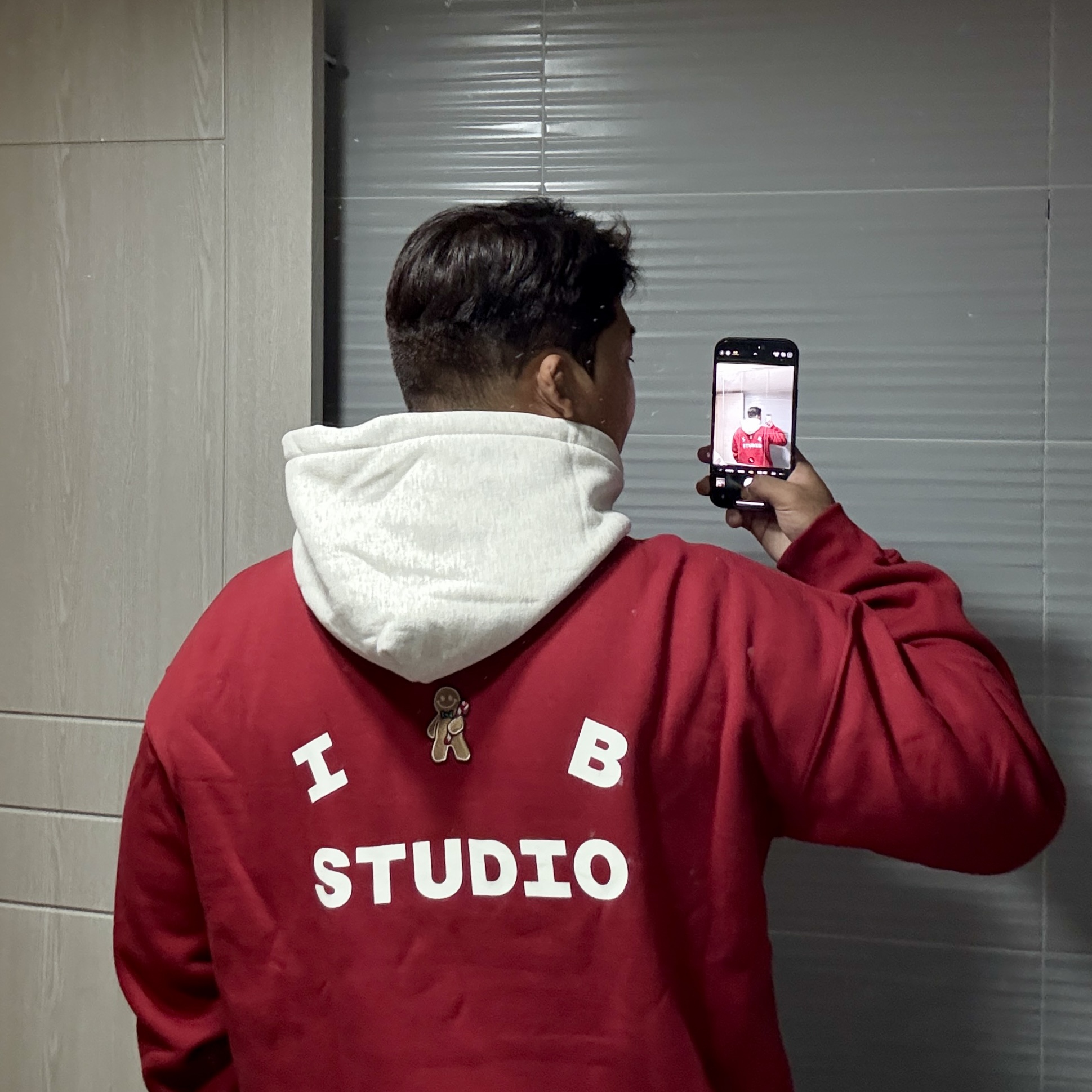 IAB Studio 24 Christmas Hoodie Burgundy Oatmeal 착용 스타일