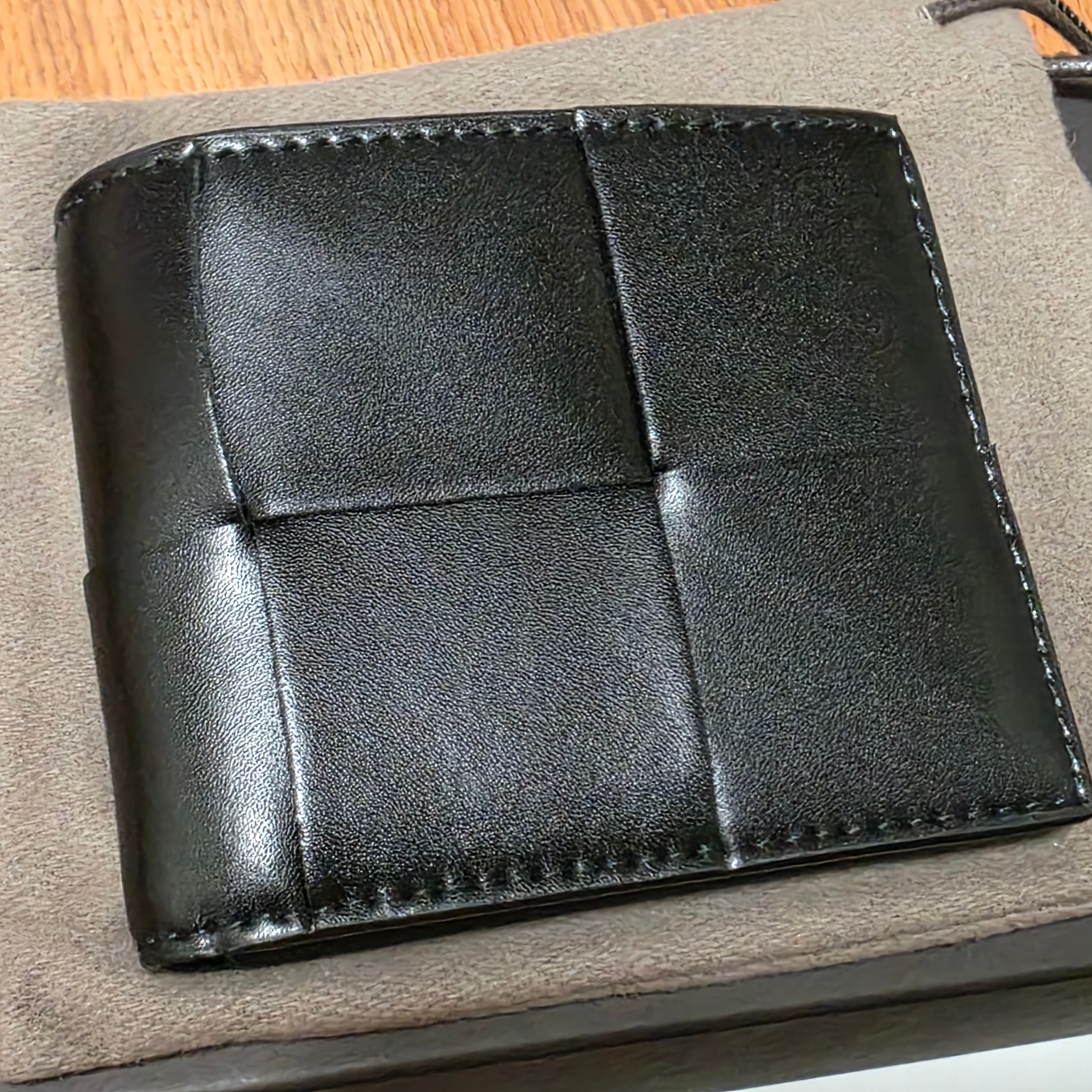 Bottega Veneta Bi-Fold Wallet Black 착용 스타일