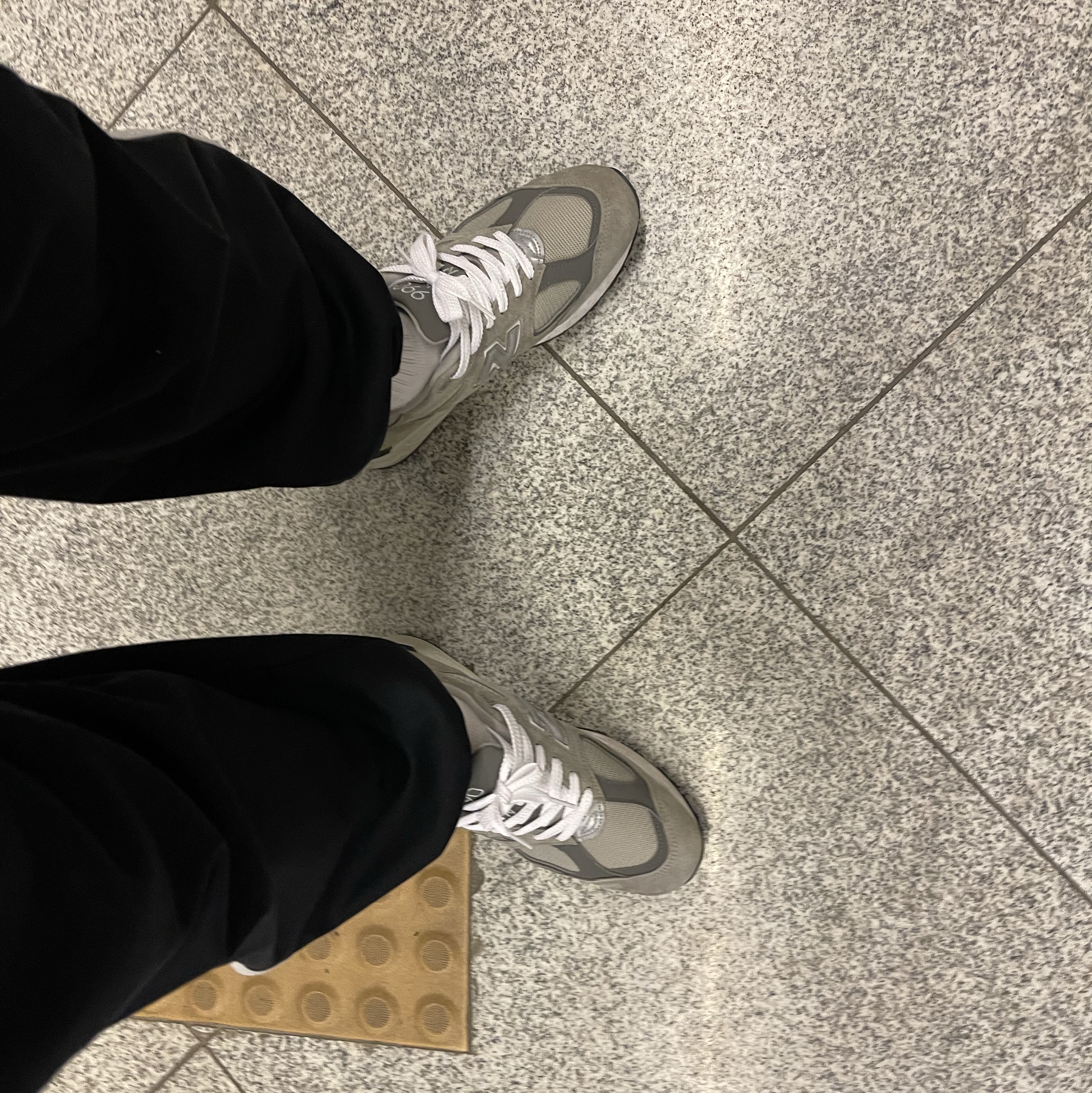New Balance 990v2 Made in USA Grey 착용 스타일