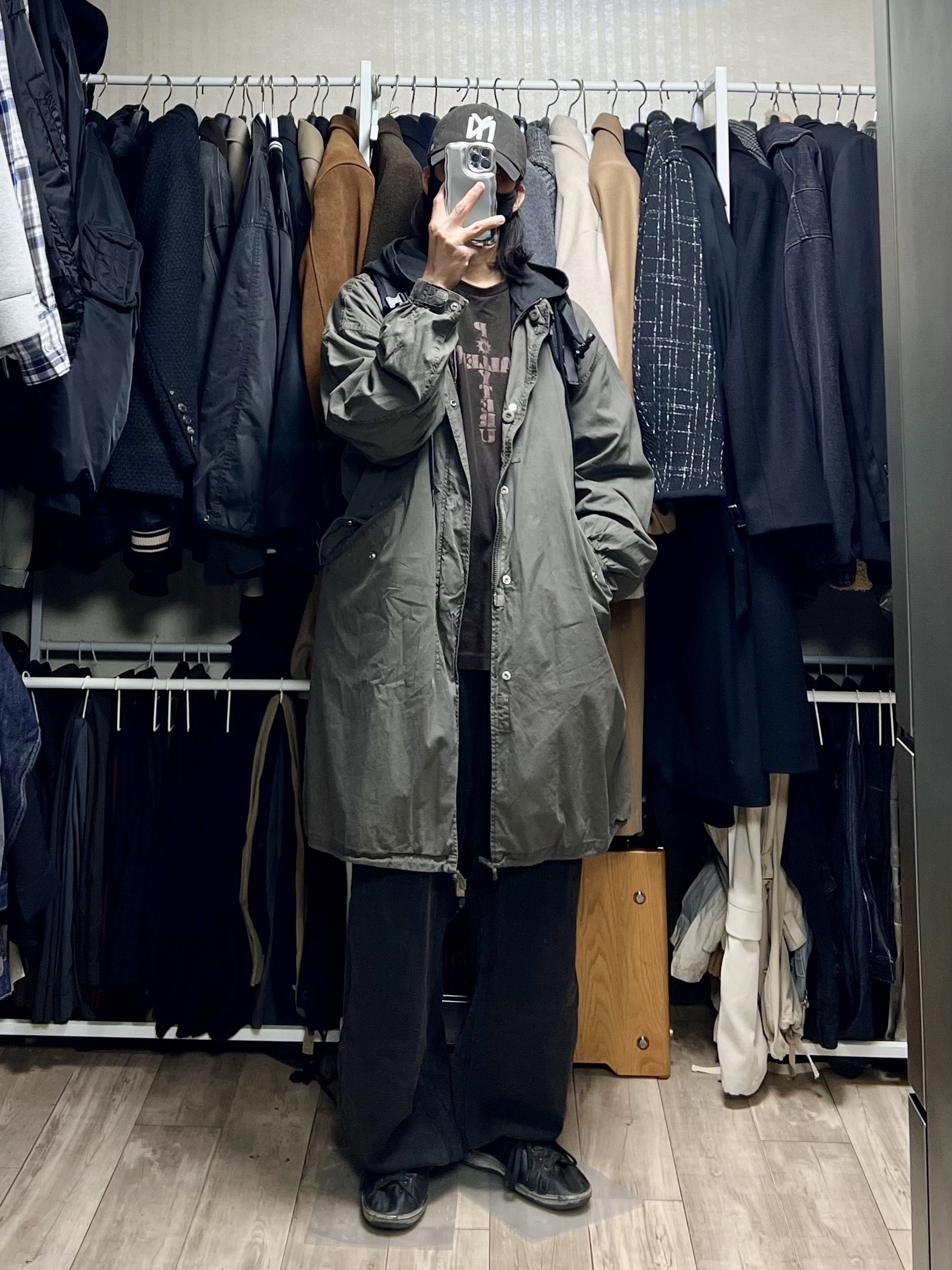 Polyteru 1011 1/2 Graphic T Shirt 'Cross Tee' Washed Charcoal Brown, Polyteru 1011 Fatigue Sweatpants 1.2v Bleached Black 착용 스타일