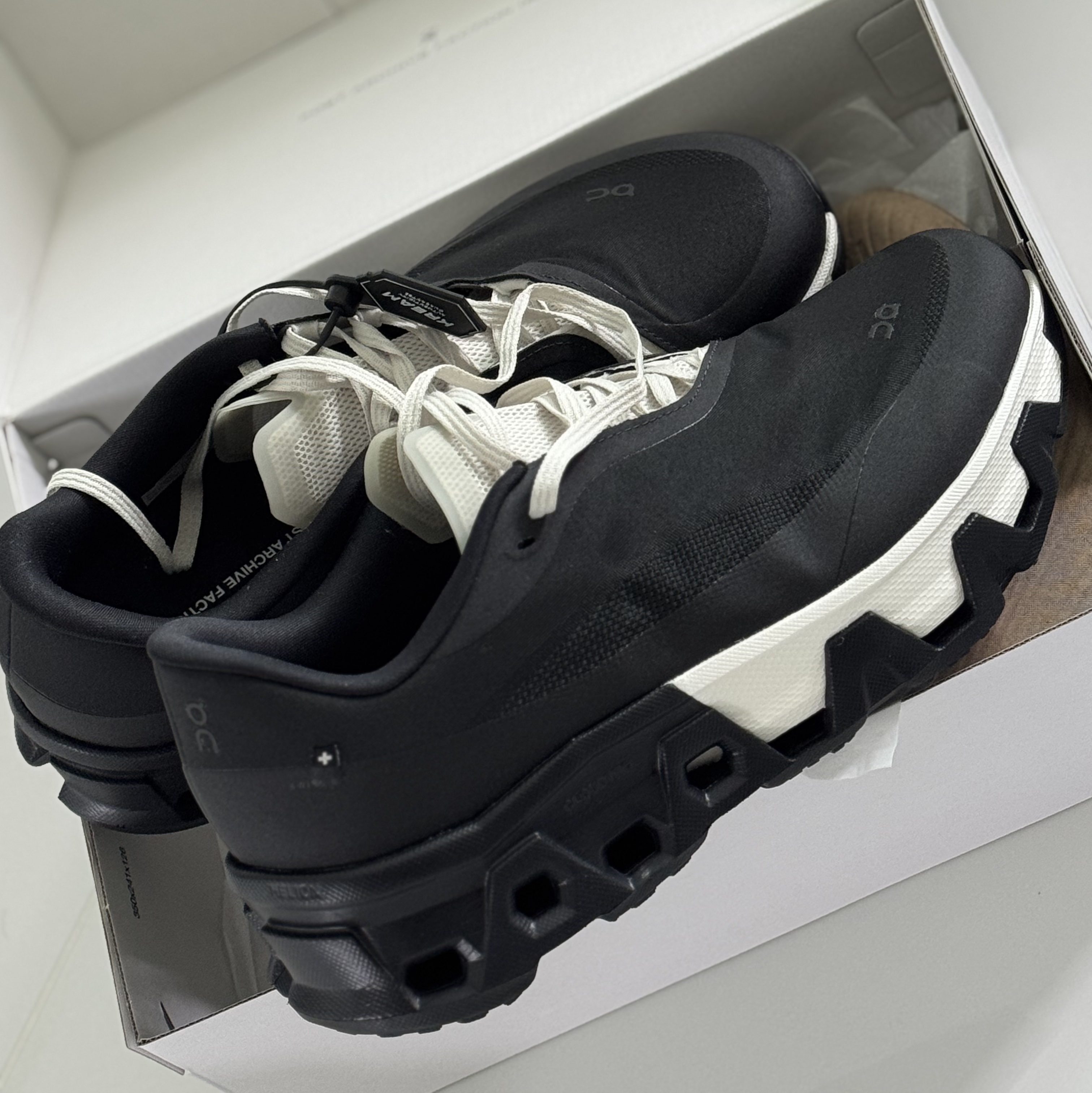 On Running x Post Archive Faction (Paf) Cloudmonster Hyper Black 착용 스타일 - 1