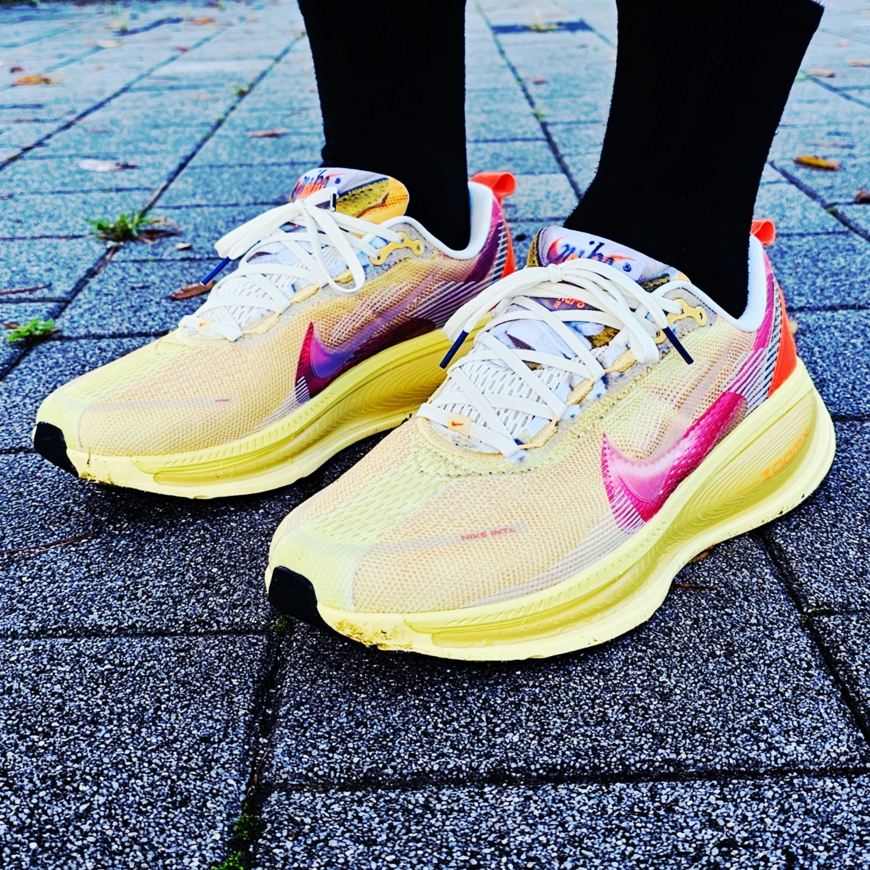 Nike Vomero 18 SE Multicolor Vivid Sulphur 착용 스타일