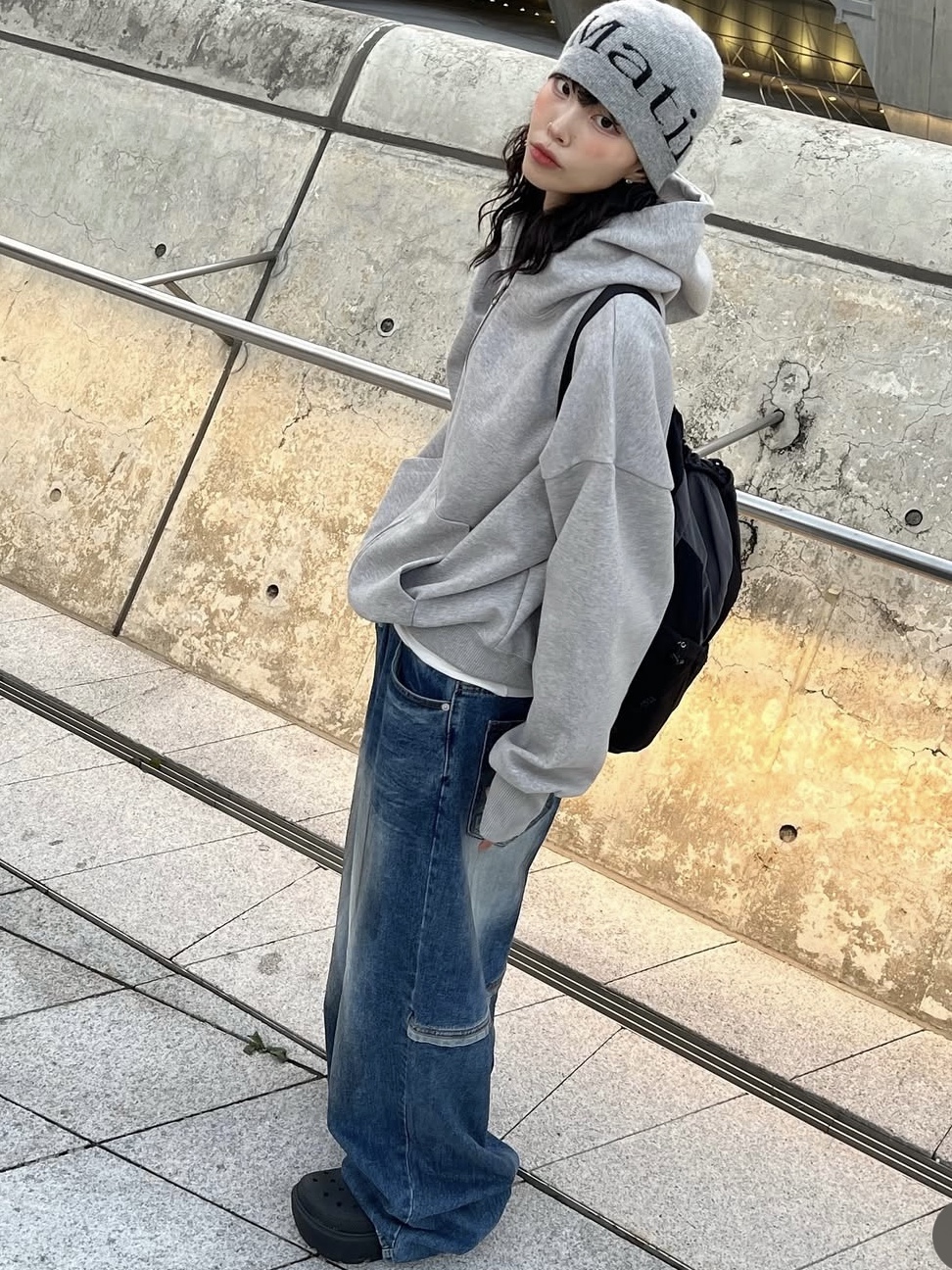 NOMANUAL C.B String Bag Charcoal, Crocs Stomp Clog Black 착용 스타일 - 1