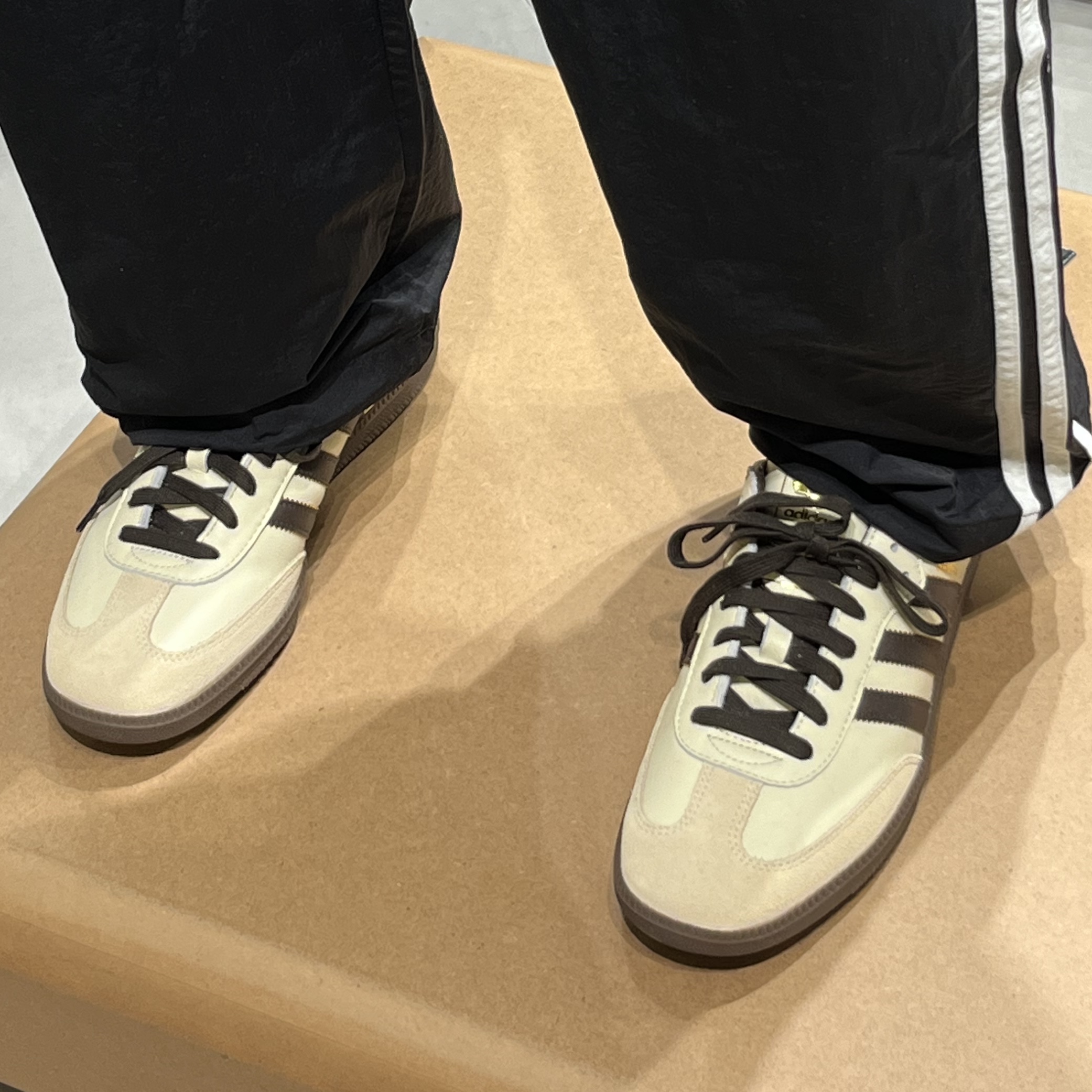 Adidas Samba OG Cream White Dark Brown 착용 스타일
