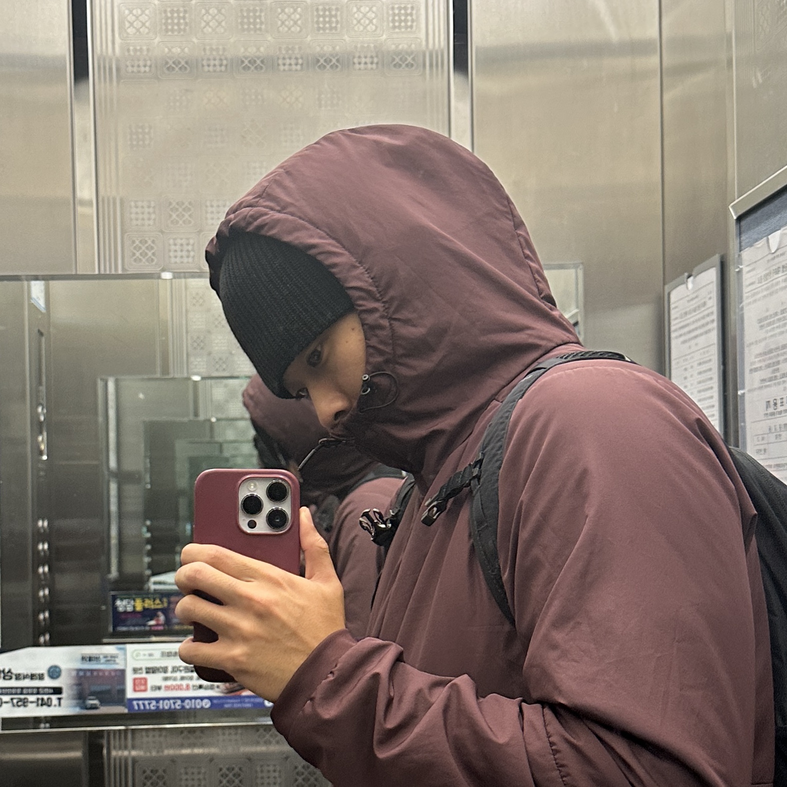 Oakley Session Beanie Blackout, Salomon Trailblazer 10 Black 착용 스타일 - 1