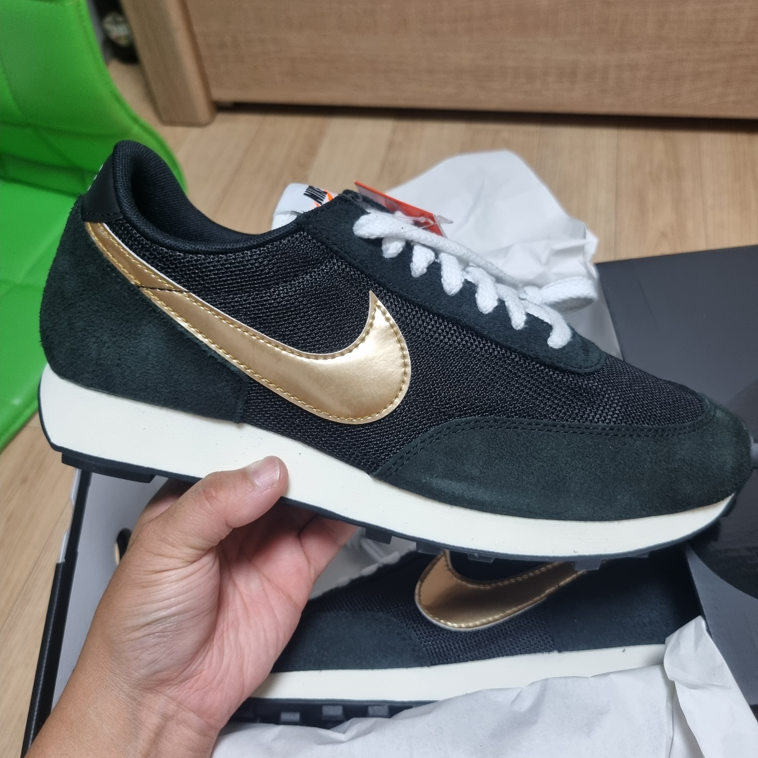 Nike Daybreak SP Black Metallic Gold 착용 스타일 - 1