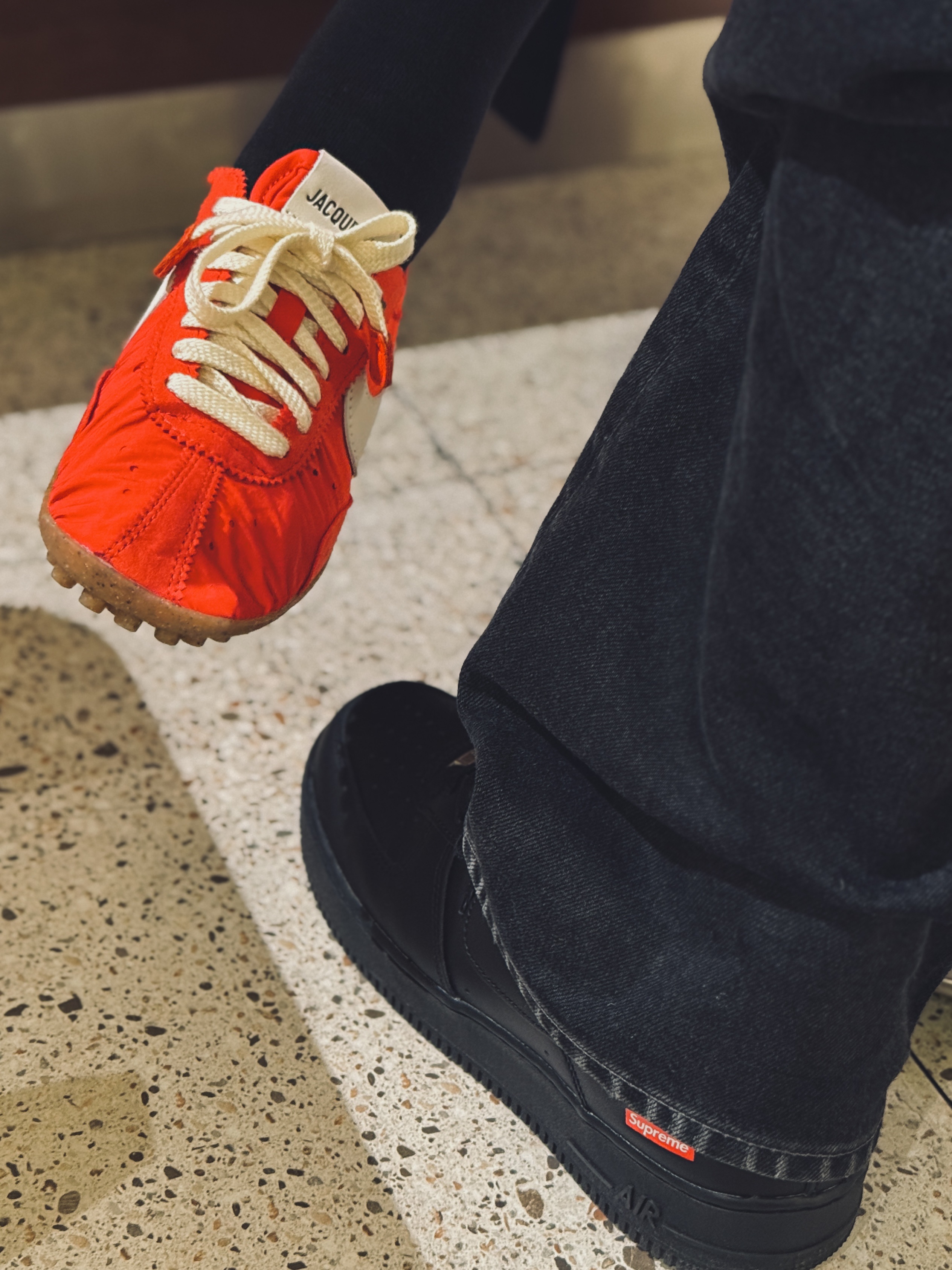 Nike x Supreme Air Force 1 Low Black, Nike x Jacquemus Moon Shoe SP University Red and Bicycle Yellow 착용 스타일