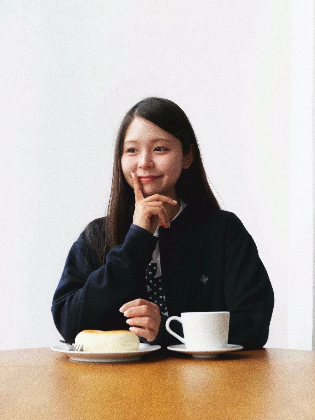 SLOW RECORD HOUSE Round Zip-Up Cardigan Navy 착용 스타일 - 5