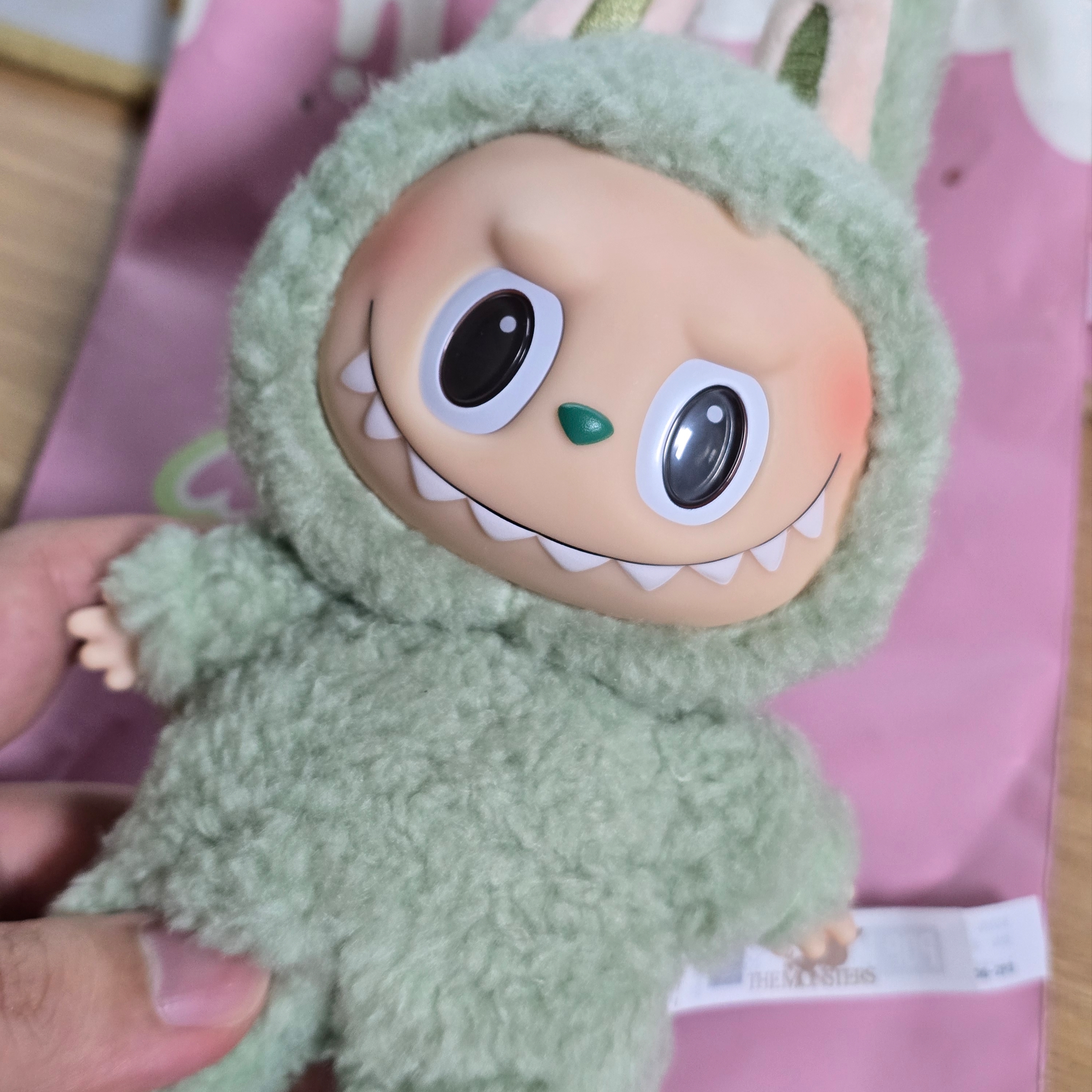 Pop Mart Labubu The Monsters Labubu Tasty Macarons Series Green Grape Keyring 착용 스타일
