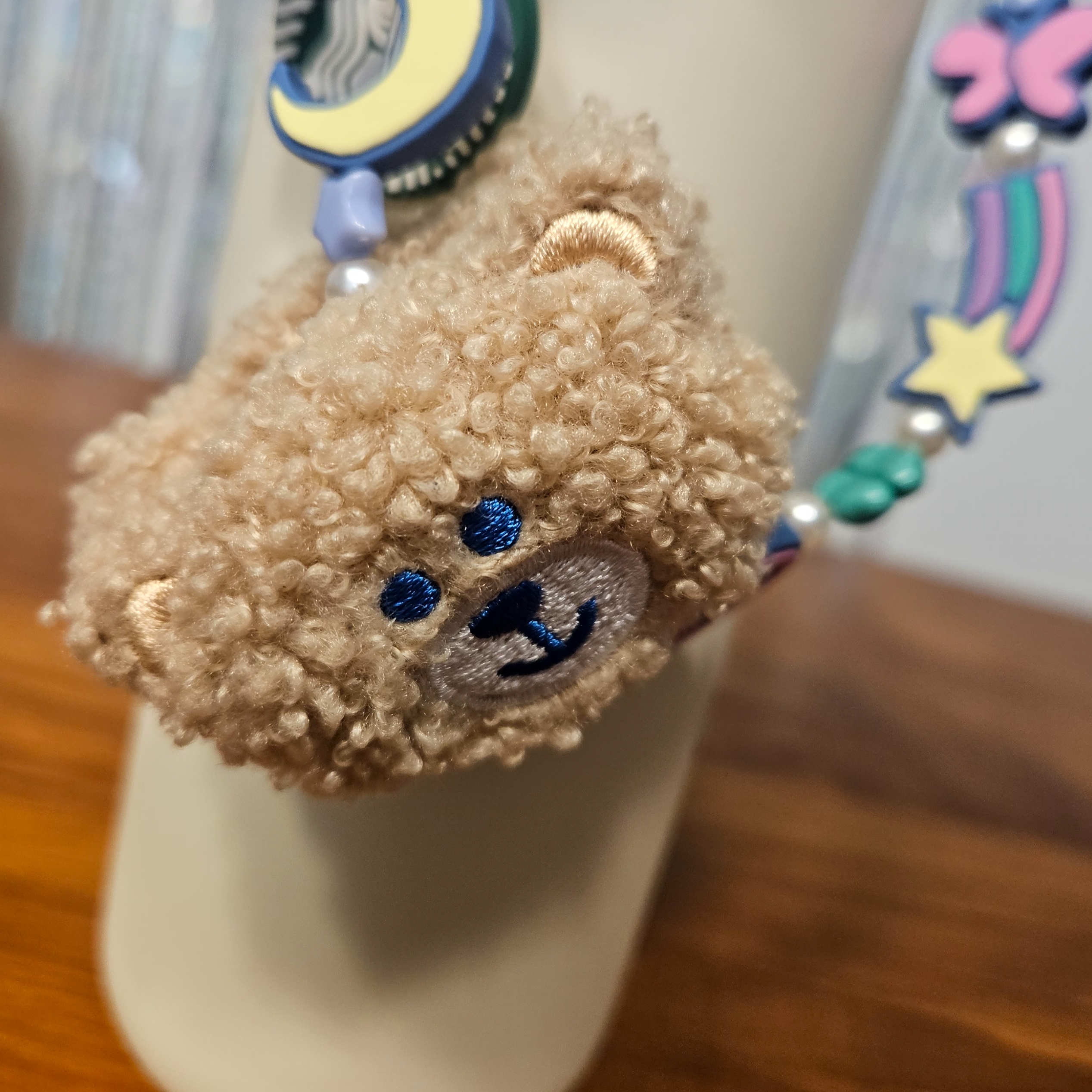 Starbucks Campus Beari Deco Charm, Human Made x Blue Bottle Coffee Day Off Tumbler White 착용 스타일 - 6