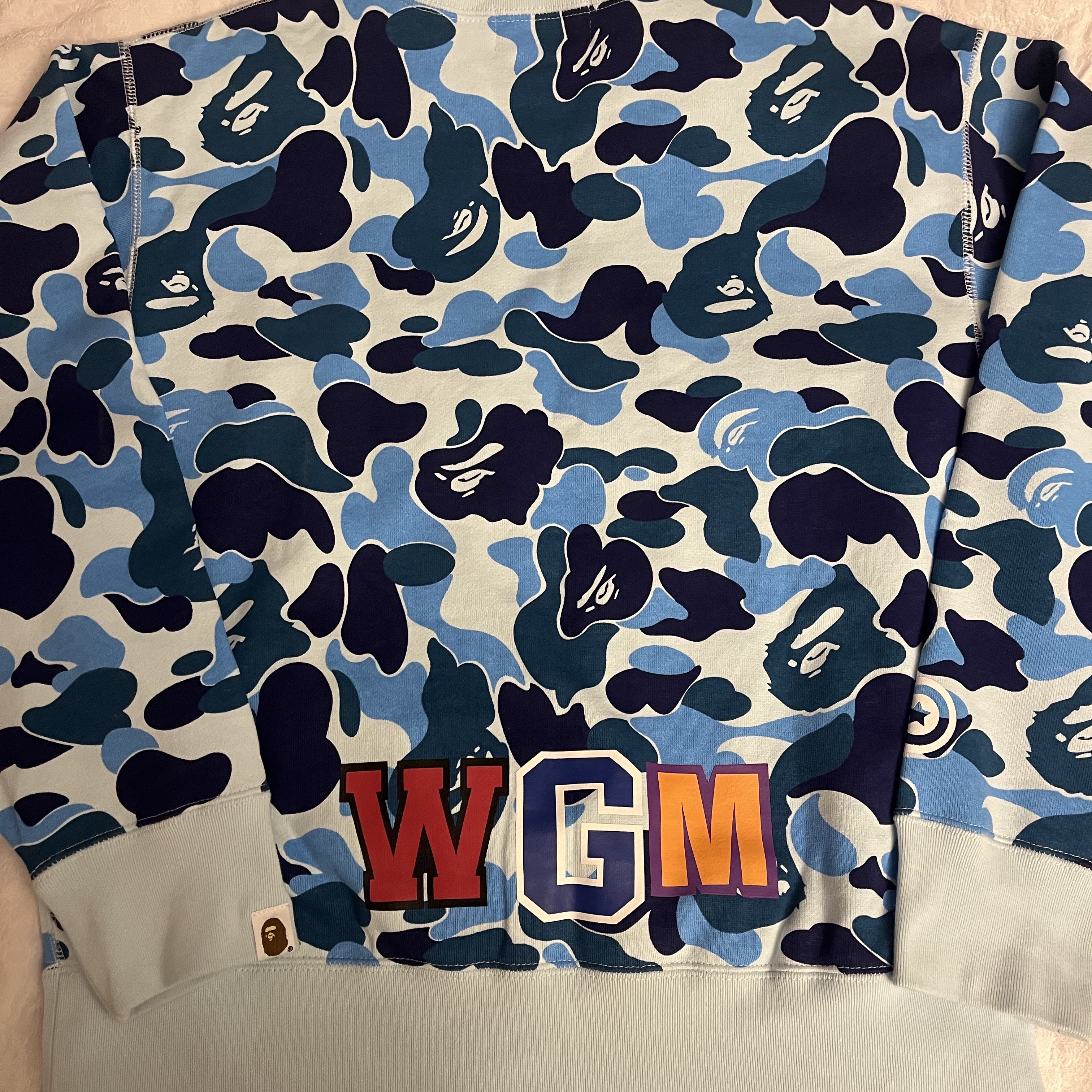 (W) BAPE ABC Camo Shark Crewneck Sweatshirt Blue 착용 스타일 - 3