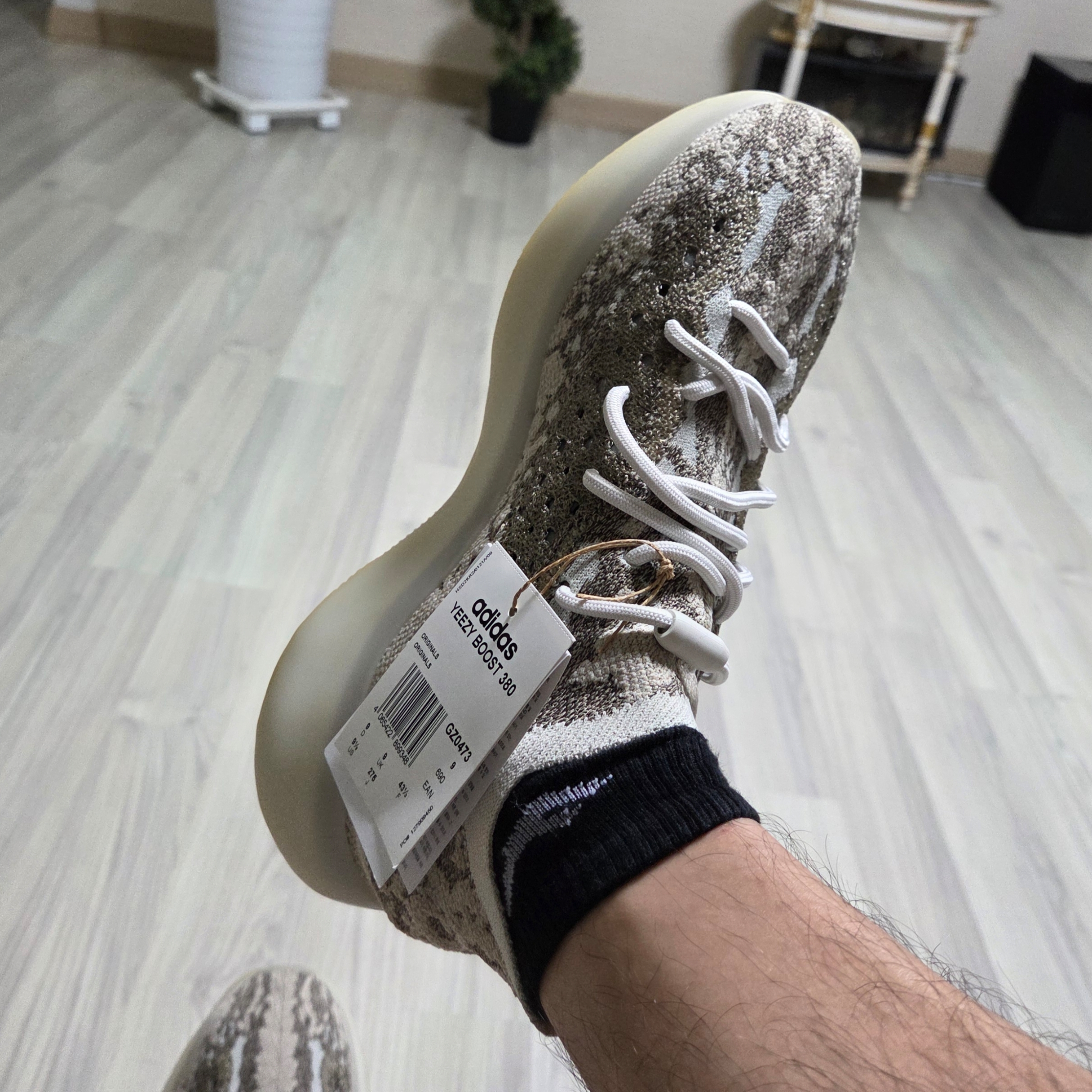 Adidas Yeezy Boost 380 Pyrite 착용 스타일