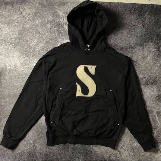 SATUR Rivet Applique Pocket Logo Hoodie Classic Navy 착용 스타일