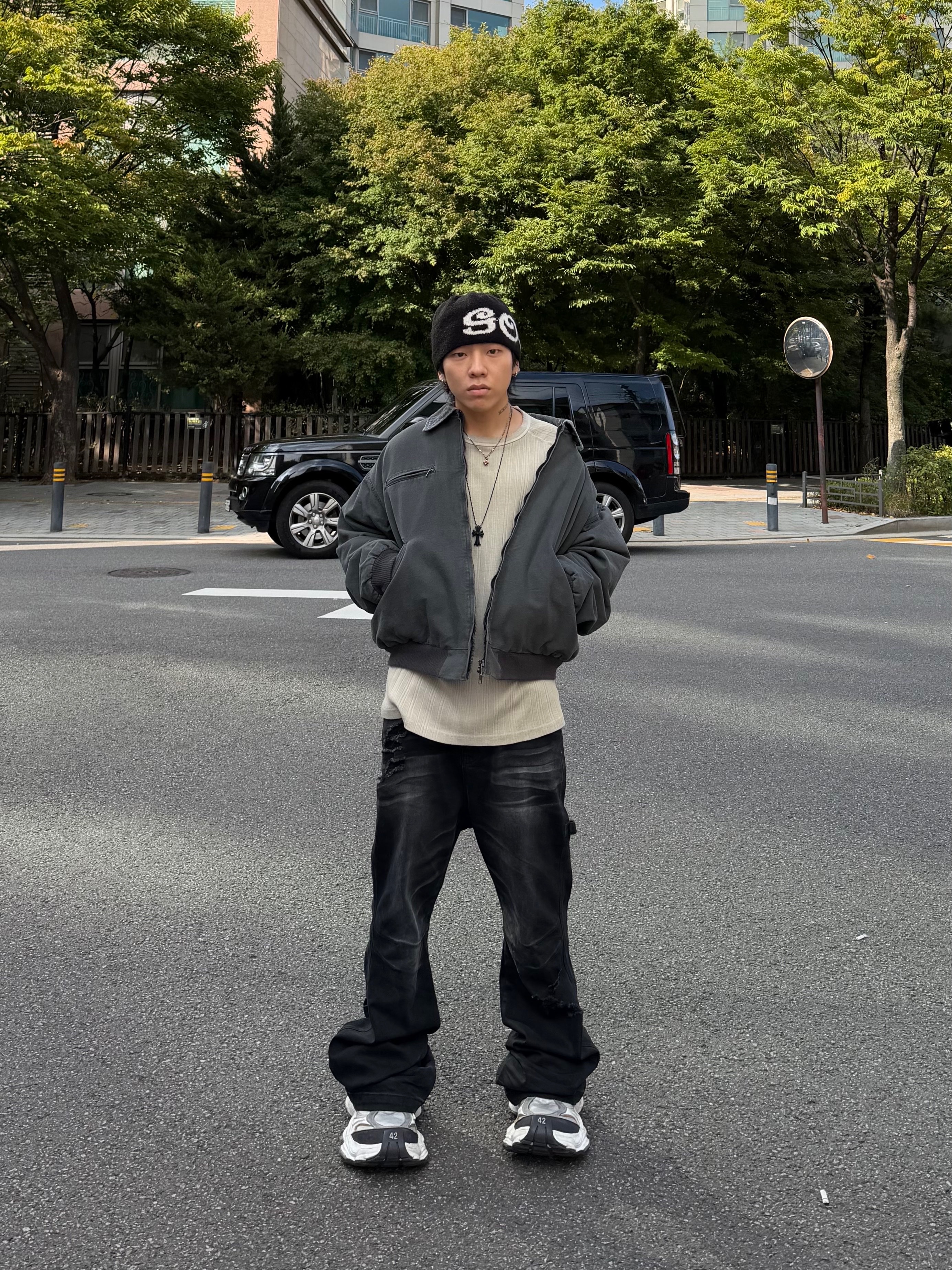 Balenciaga Cargo Sneakers White Grey, Chrome Hearts Silichrome CH Cross Pendant Black 2022/2023/2025 착용 스타일 - 1
