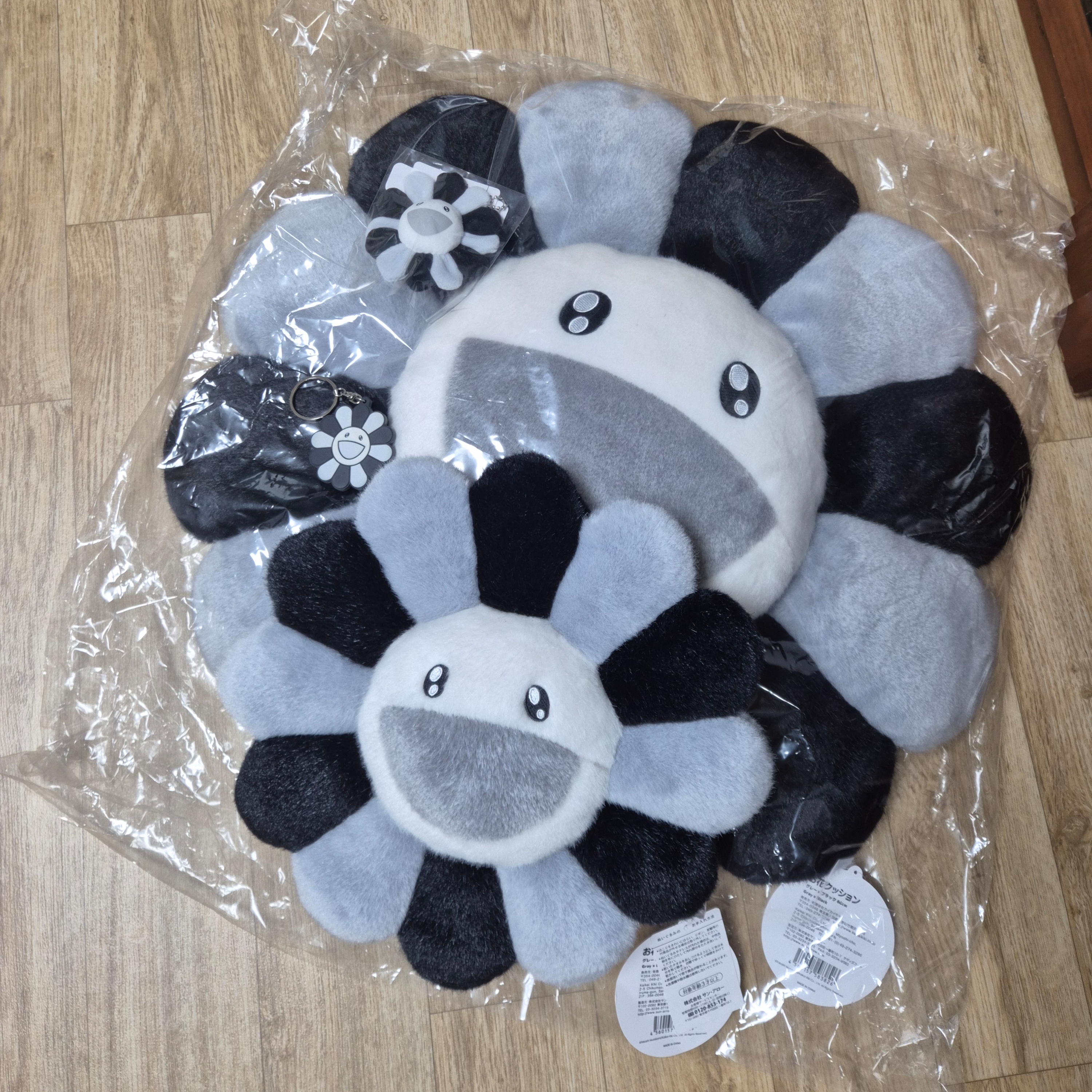 Kaikai Kiki Flower Cushion 60cm Grey Black, Kaikai Kiki Flower Rubber Keyring Gray Black 착용 스타일