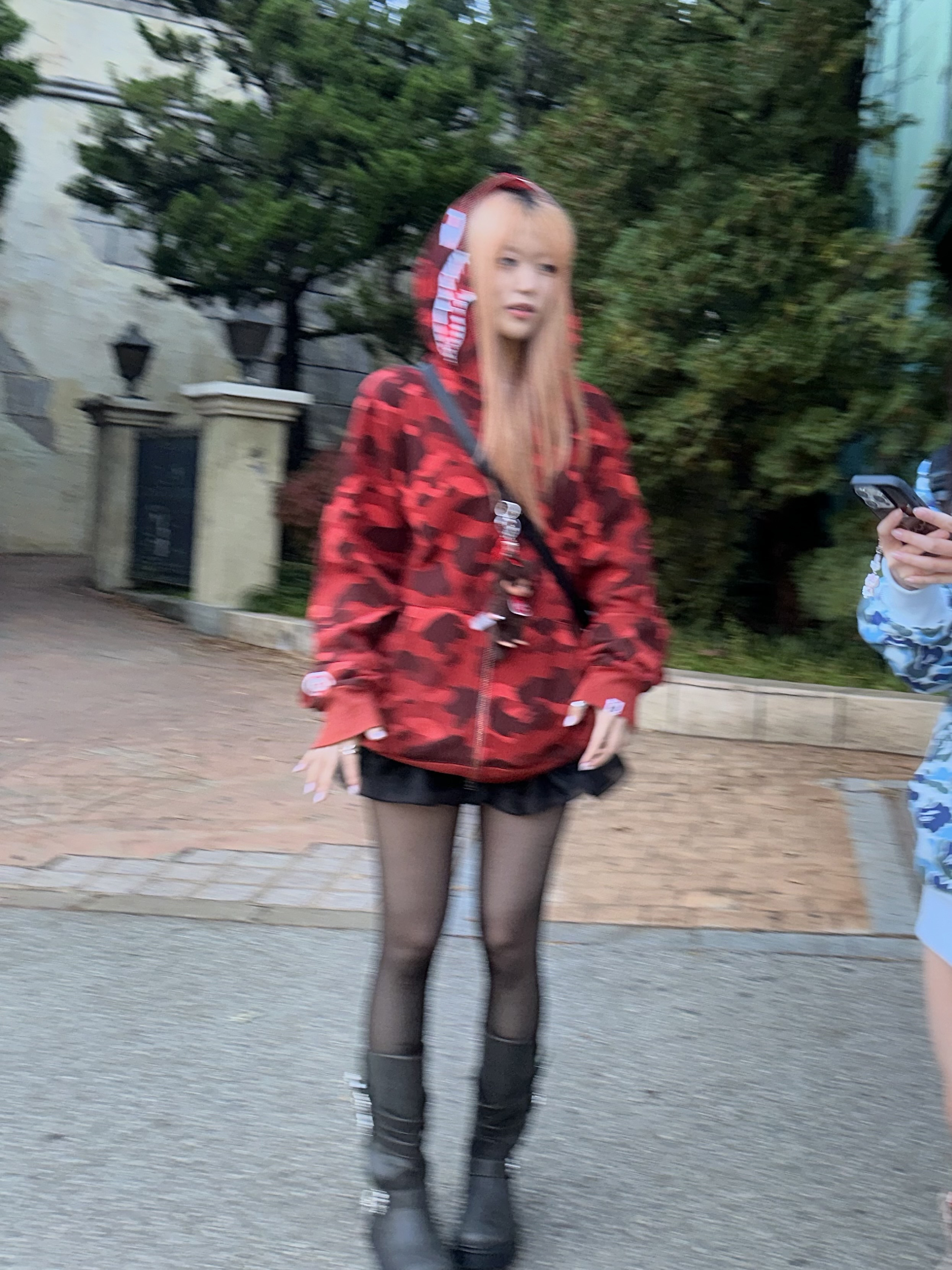 BAPE Color Camo Shark Full Zip Hoodie Red, BAPE Baby Milo PU Leather Bag Black 착용 스타일 - 3