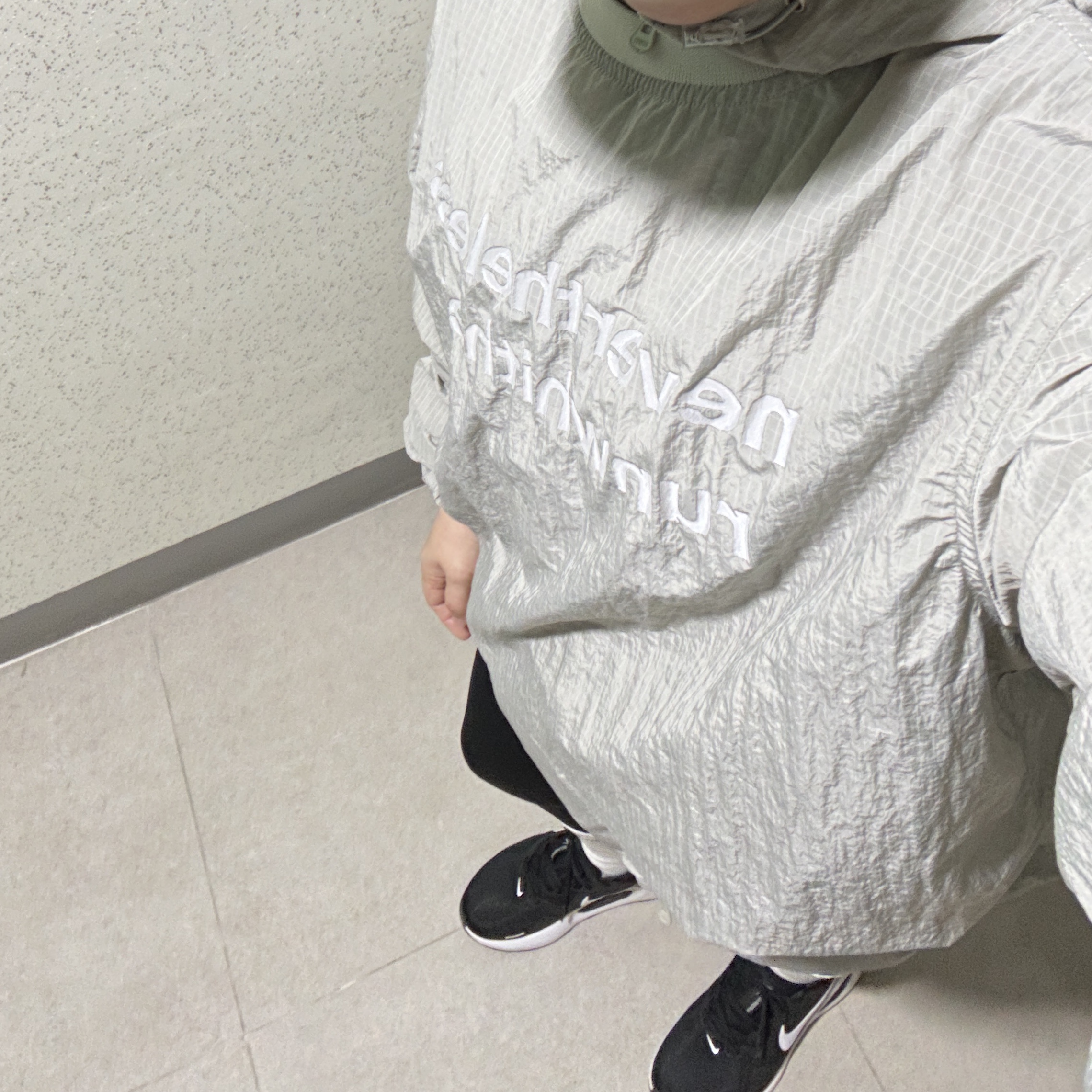 [KREAM 단독] runwhither Windbreaker Jacket V2 Gray, [KREAM 단독] runwhither Windbreaker MTM V2 Gray 착용 스타일 - 2