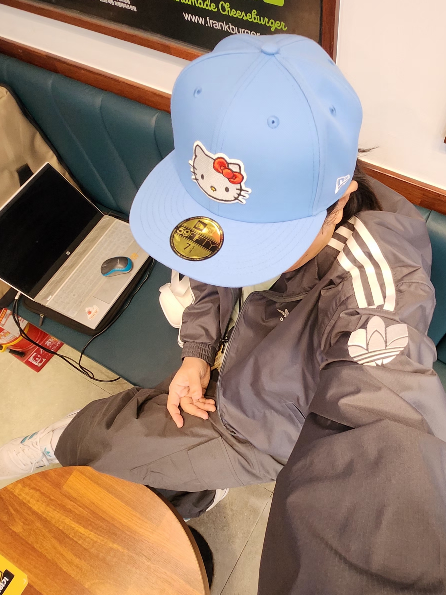 New Era x Hello Kitty Size Cap Radiant Blue, Human Made Military Card Case Beige 착용 스타일 - 6