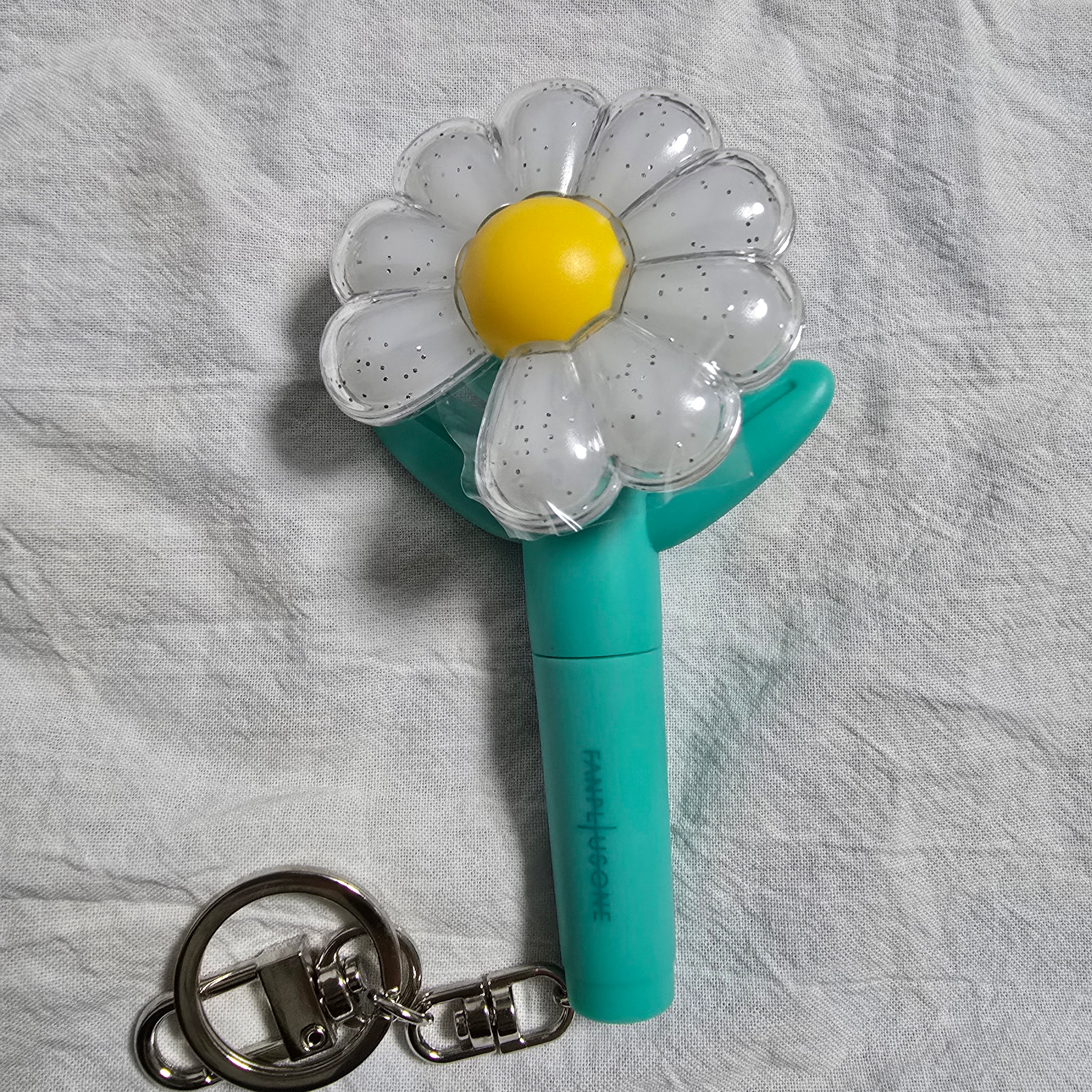 G-DRAGON Ubermensch Official Mini Light Keyring Mint 착용 스타일