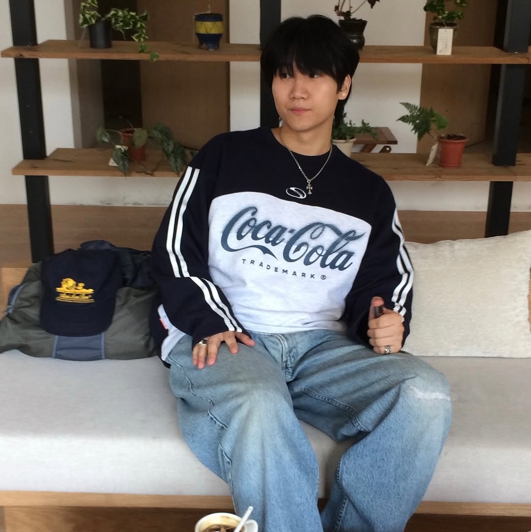 SPORT CHAMBER x Coca-Cola Crew T-shirt Navy 착용 스타일 - 1
