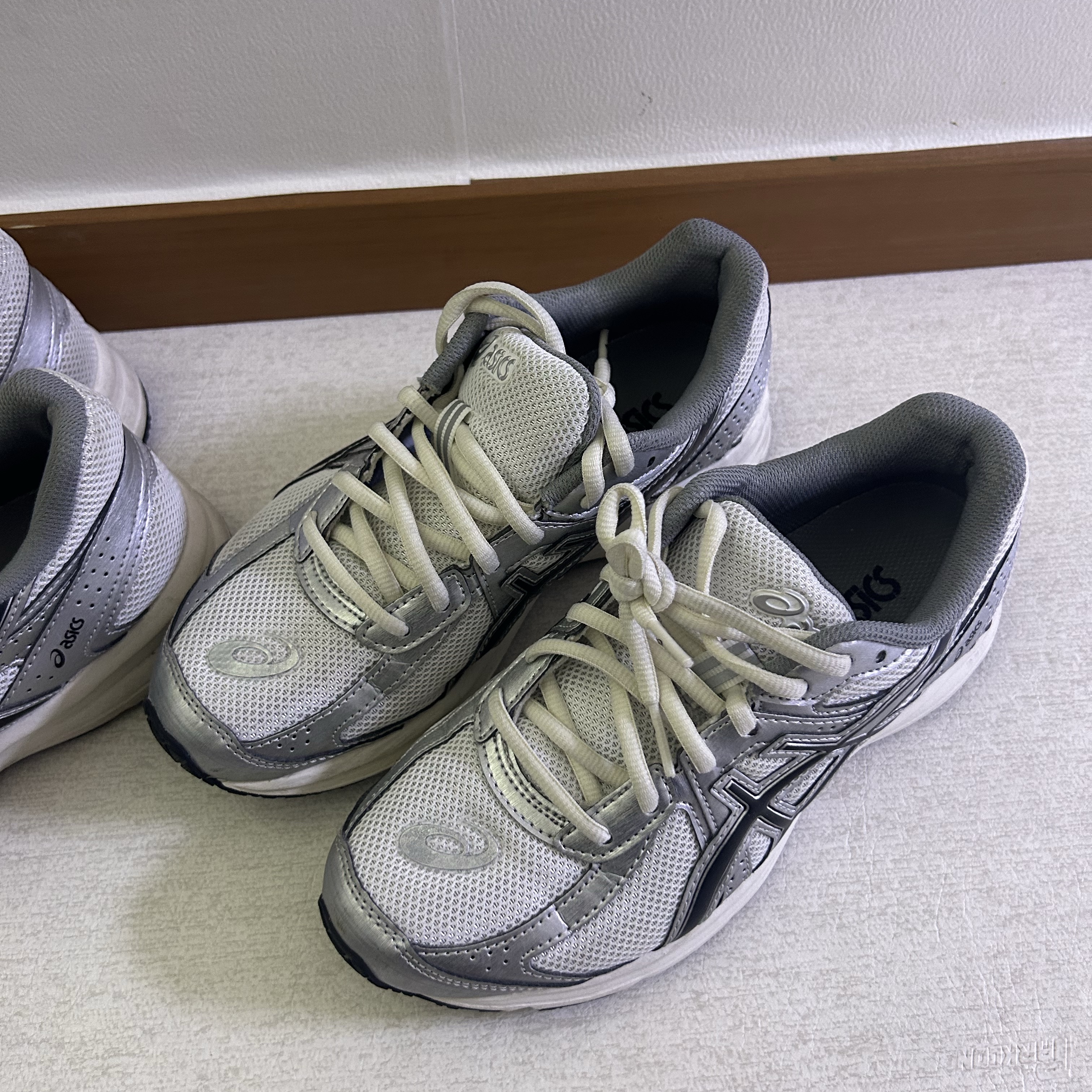 Asics Jog 100 S White Black - 2E Wide 착용 스타일