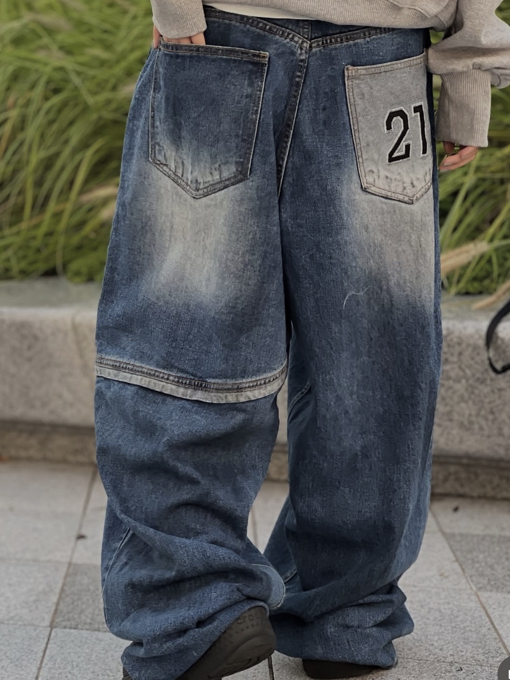 NOMANUAL C.B String Bag Charcoal, Crocs Stomp Clog Black 착용 스타일 - 5