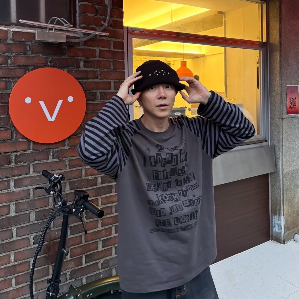 Mea Lettering Striped Raglan Top Dark Grey, Mea Turnup Stud Beanie Black 착용 스타일 - 3