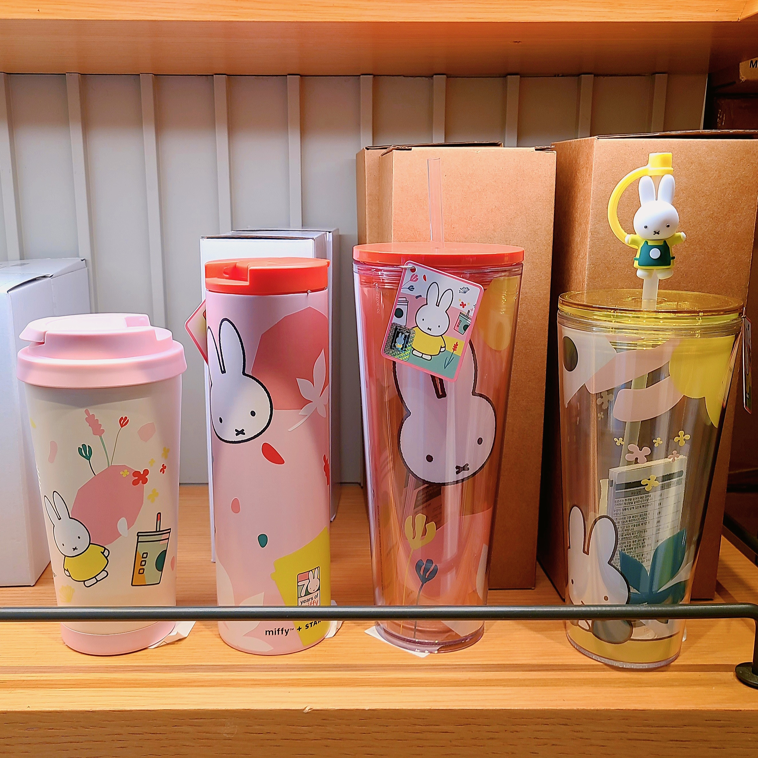 Starbucks x Miffy Forever Miffy Puffer Bag Large Pink, Starbucks x Miffy SS Forever Miffy Elma Tumbler 473ml 착용 스타일 - 2
