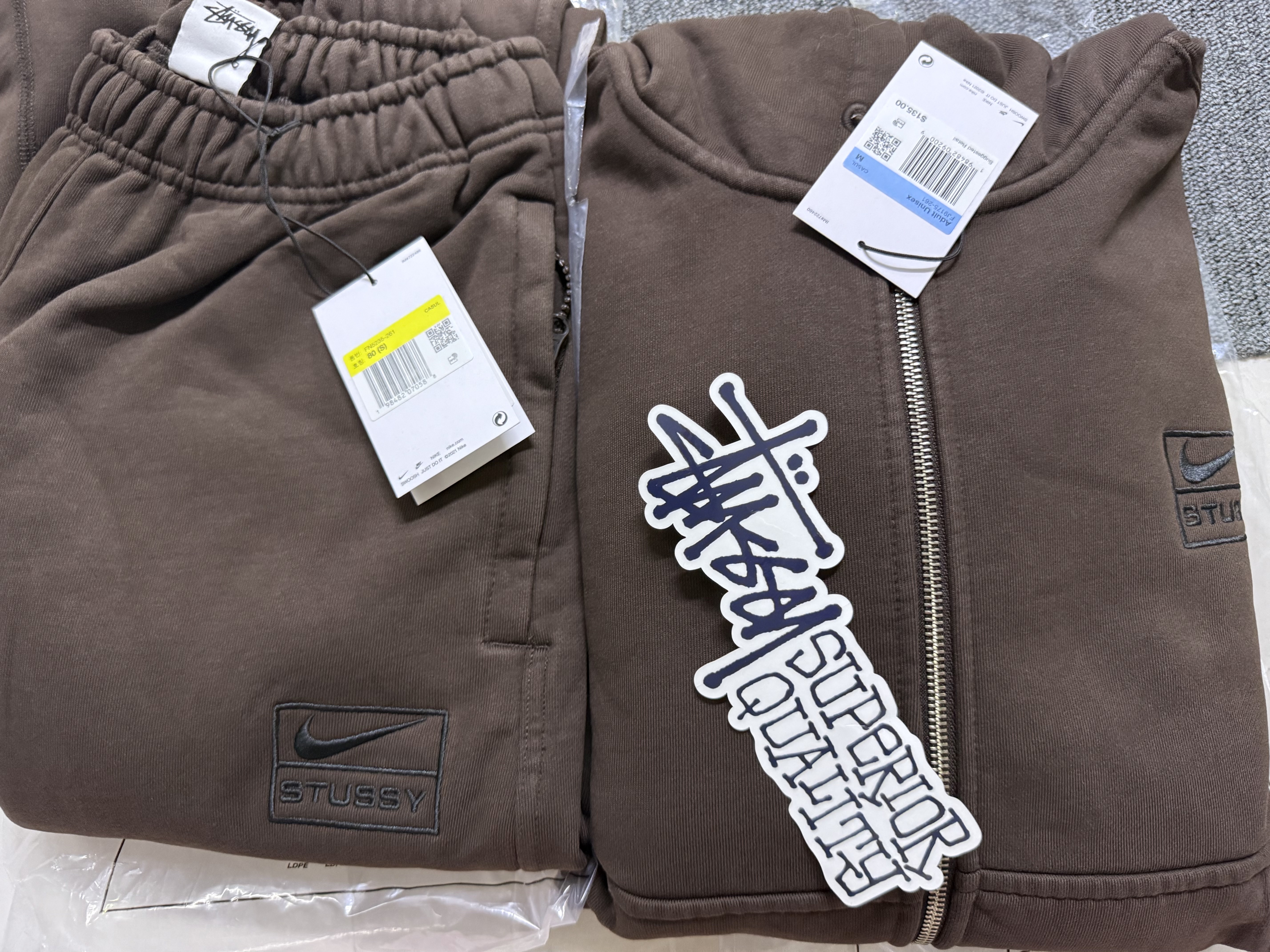 Nike x Stussy Stone Washed Fleece Zip Hoodie Dark Cinder (FJ9175-261), Nike x Stussy Stone Washed Fleece Pants Dark Cinder (FN5235-261) 착용 스타일