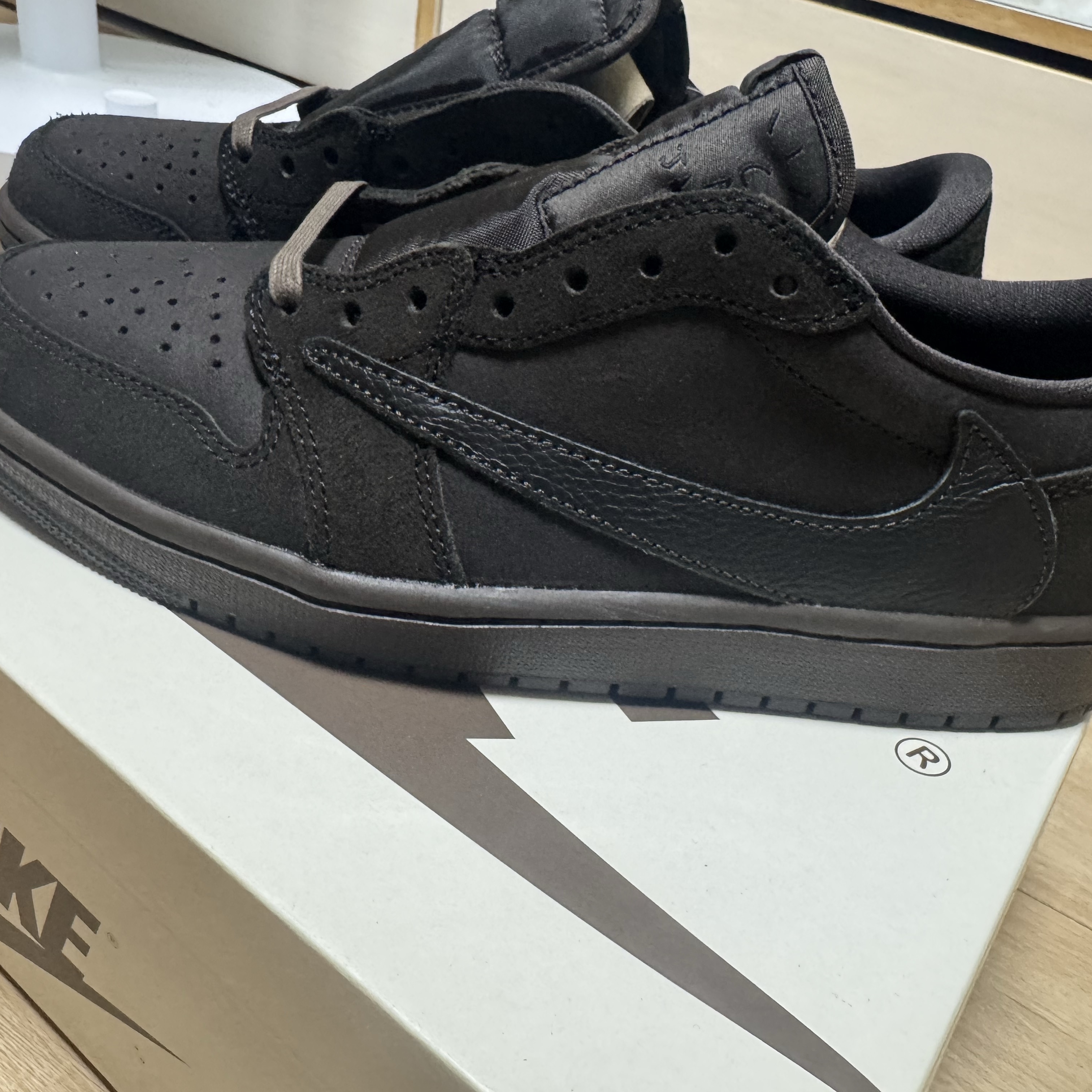 Jordan 1 x Travis Scott Retro Low OG SP Velvet Brown and Dark Mocha 착용 스타일 - 2