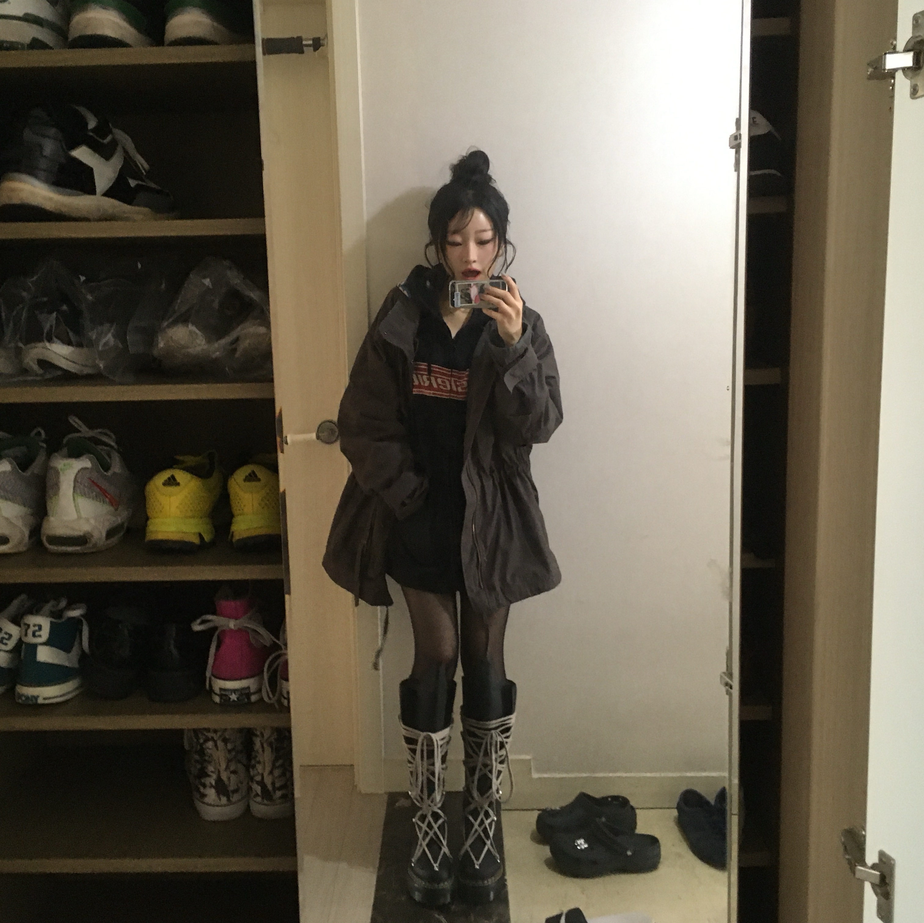 Dr. Martens x Rick Owens 1B60 Quad Sole Pentalace Boots Black 착용 스타일 - 1