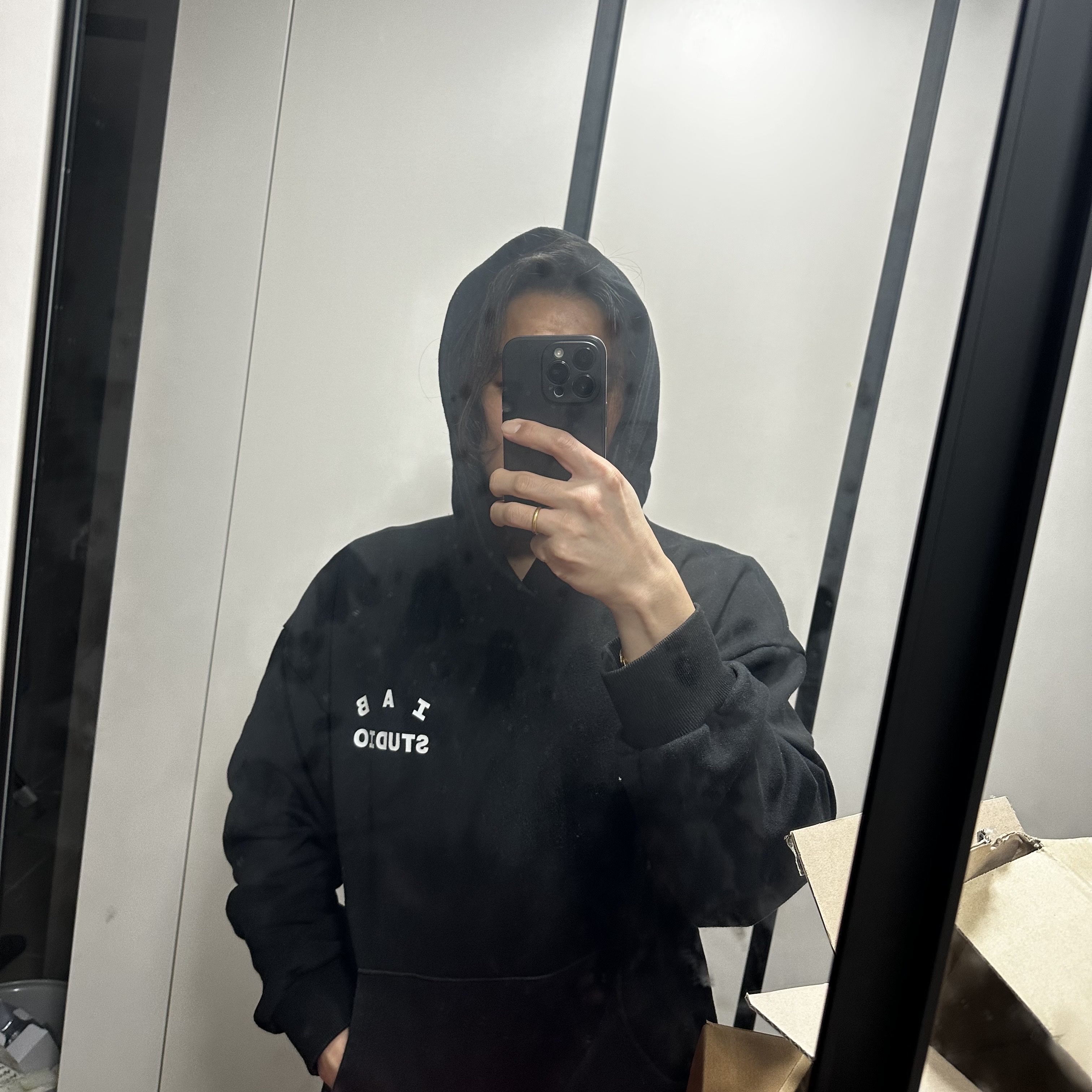 IAB Studio Hoodie Black 착용 스타일 - 1
