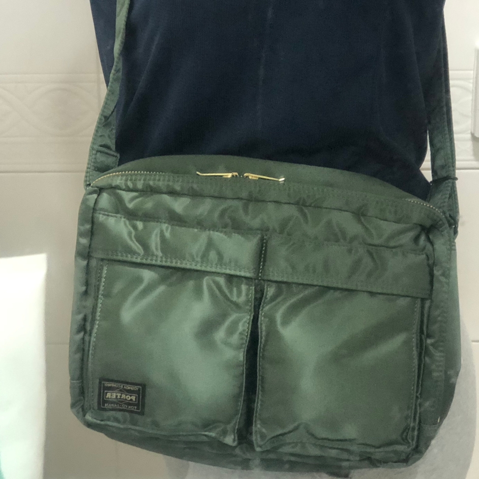 Porter All New Tanker Sling Bag Zip L Sage Green 착용 스타일 - 4