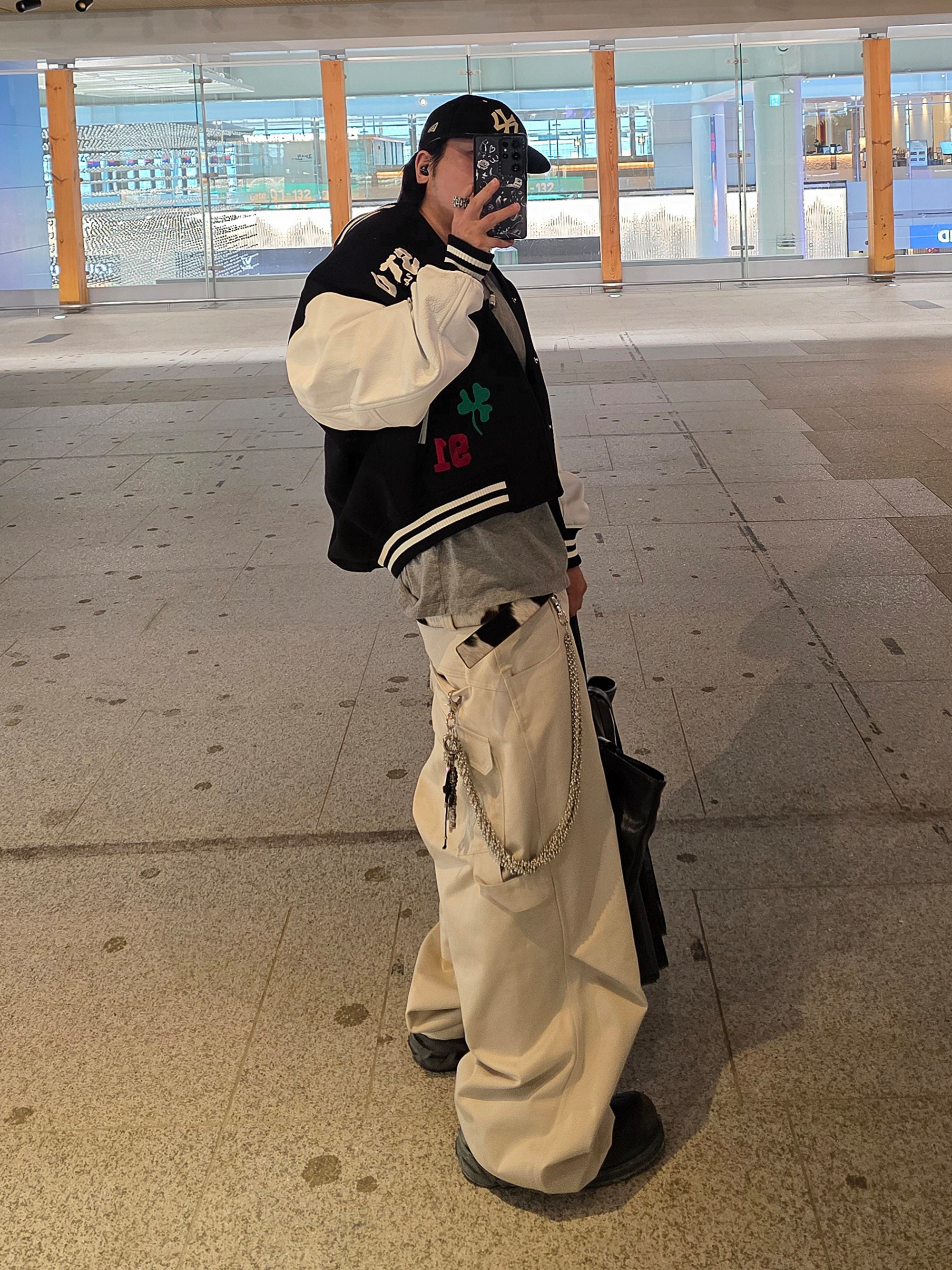 STU X HANK Varsity Jacket Black, New Era x Fear of God 59FIFTY Chicago White Sox Fitted Cap Black 착용 스타일 - 1