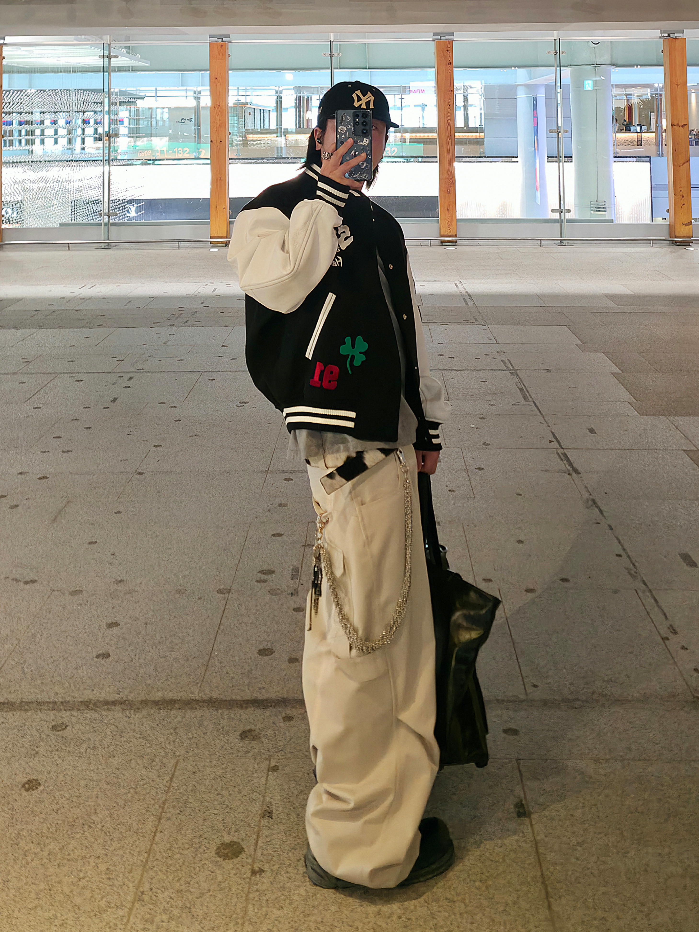 STU X HANK Varsity Jacket Black, New Era x Fear of God 59FIFTY Chicago White Sox Fitted Cap Black 착용 스타일 - 5