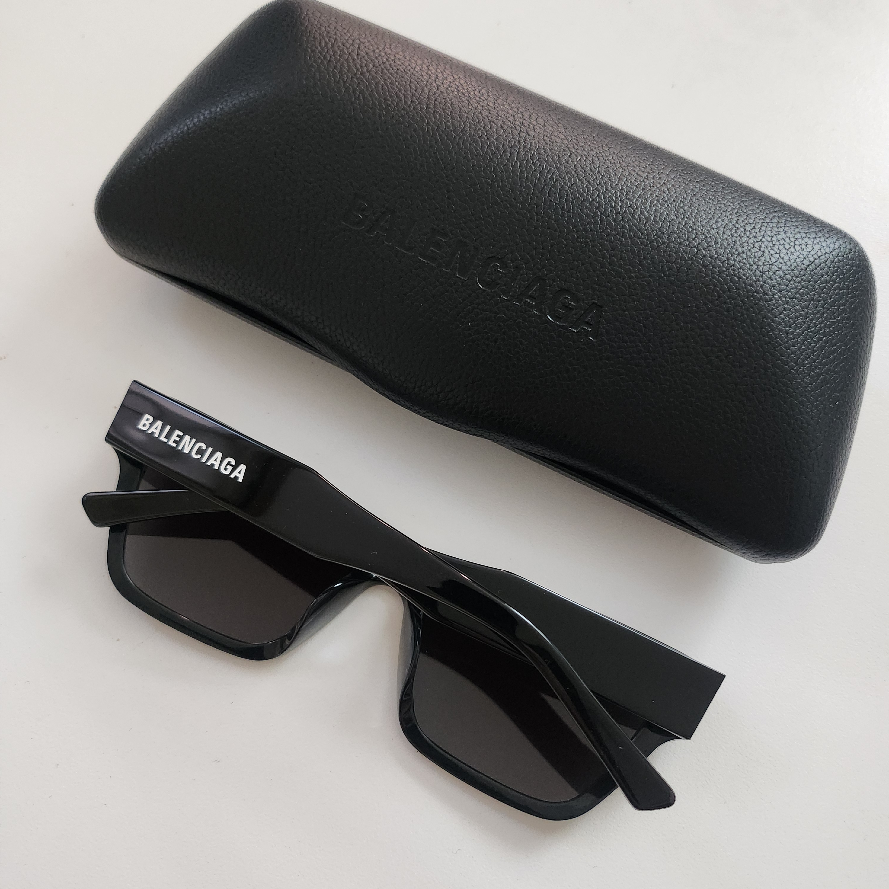 Balenciaga Sunset Rectangle Sunglasses Black 착용 스타일