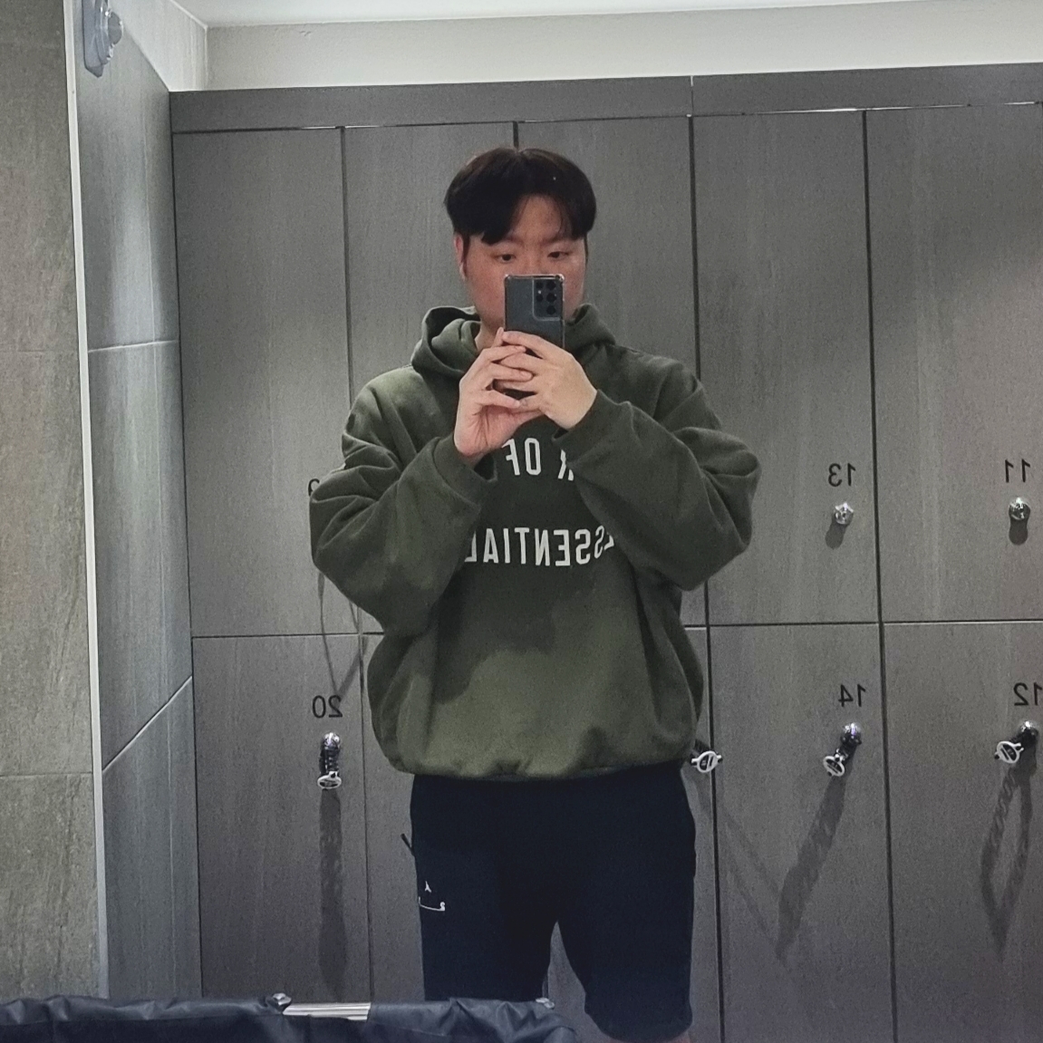 Essentials Fleece Hoodie Military - 24FW 착용 스타일
