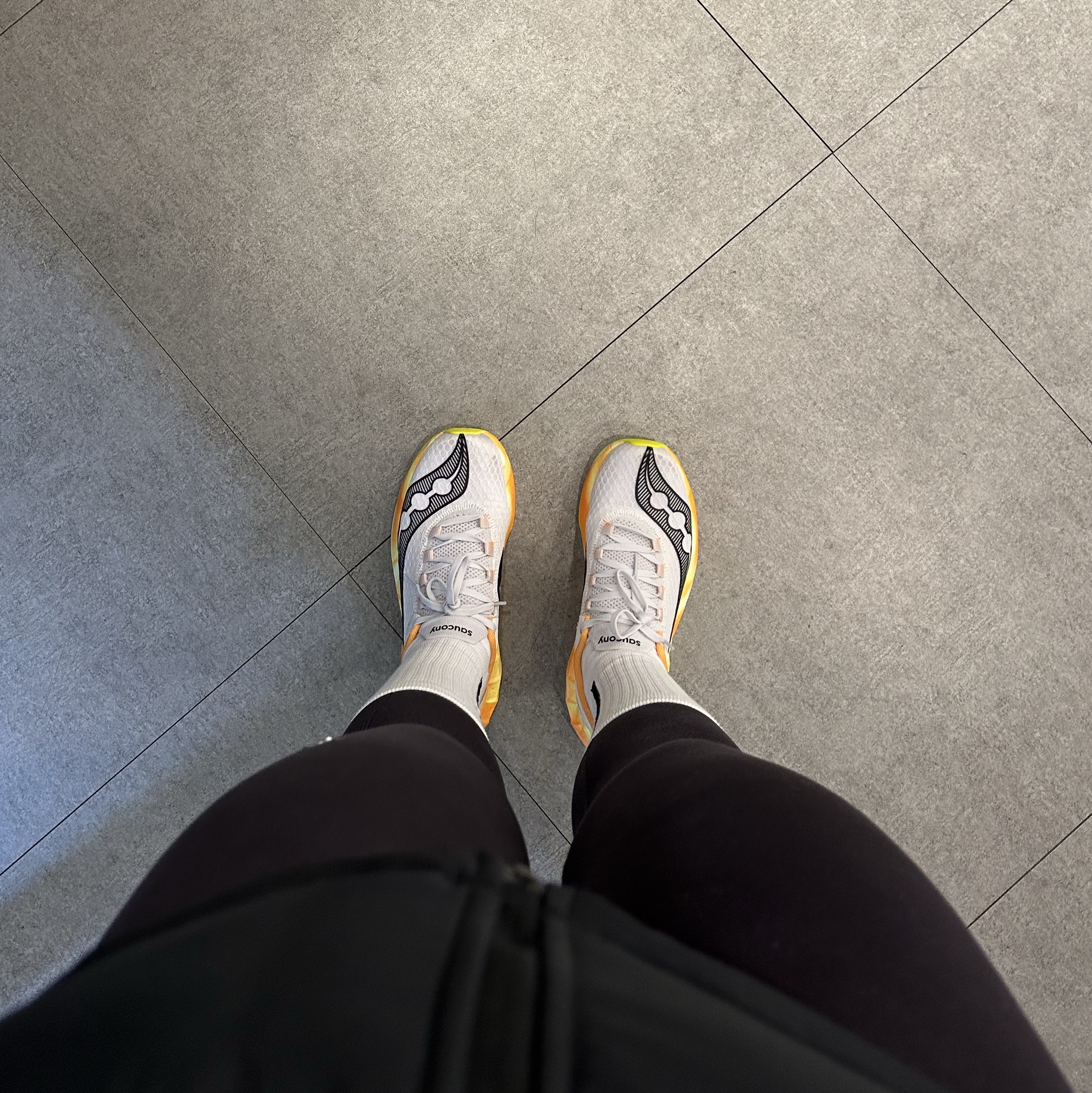Saucony Endorphin Pro 4 Fog Peel 착용 스타일