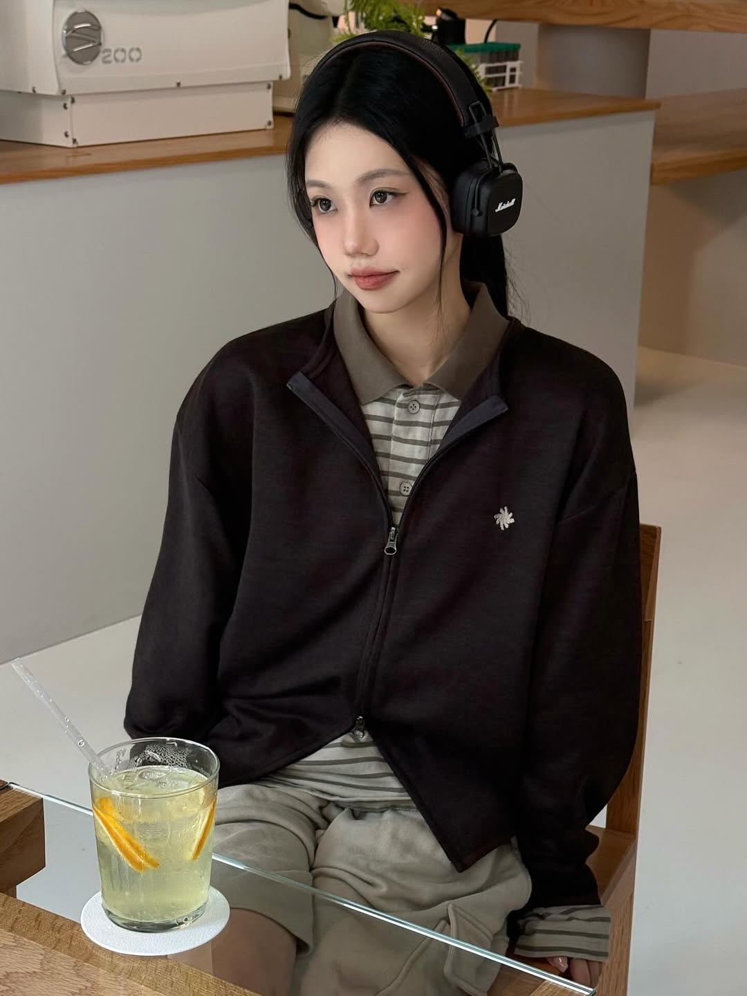 SLOW RECORD HOUSE Round Zip-Up Cardigan Brown 착용 스타일 - 1