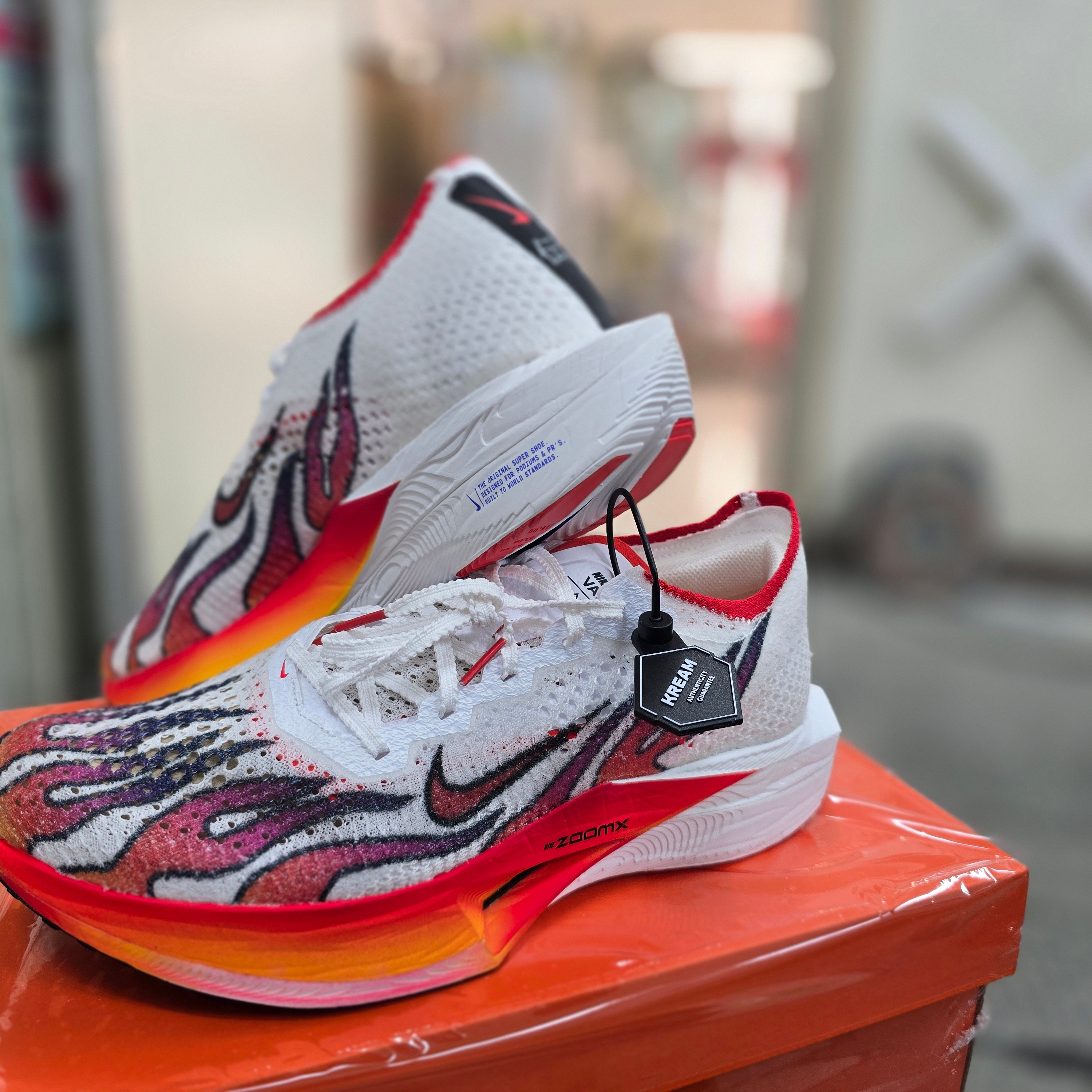 Nike ZoomX Vaporfly Next% 3 PRM White Habanero Red 착용 스타일 - 3