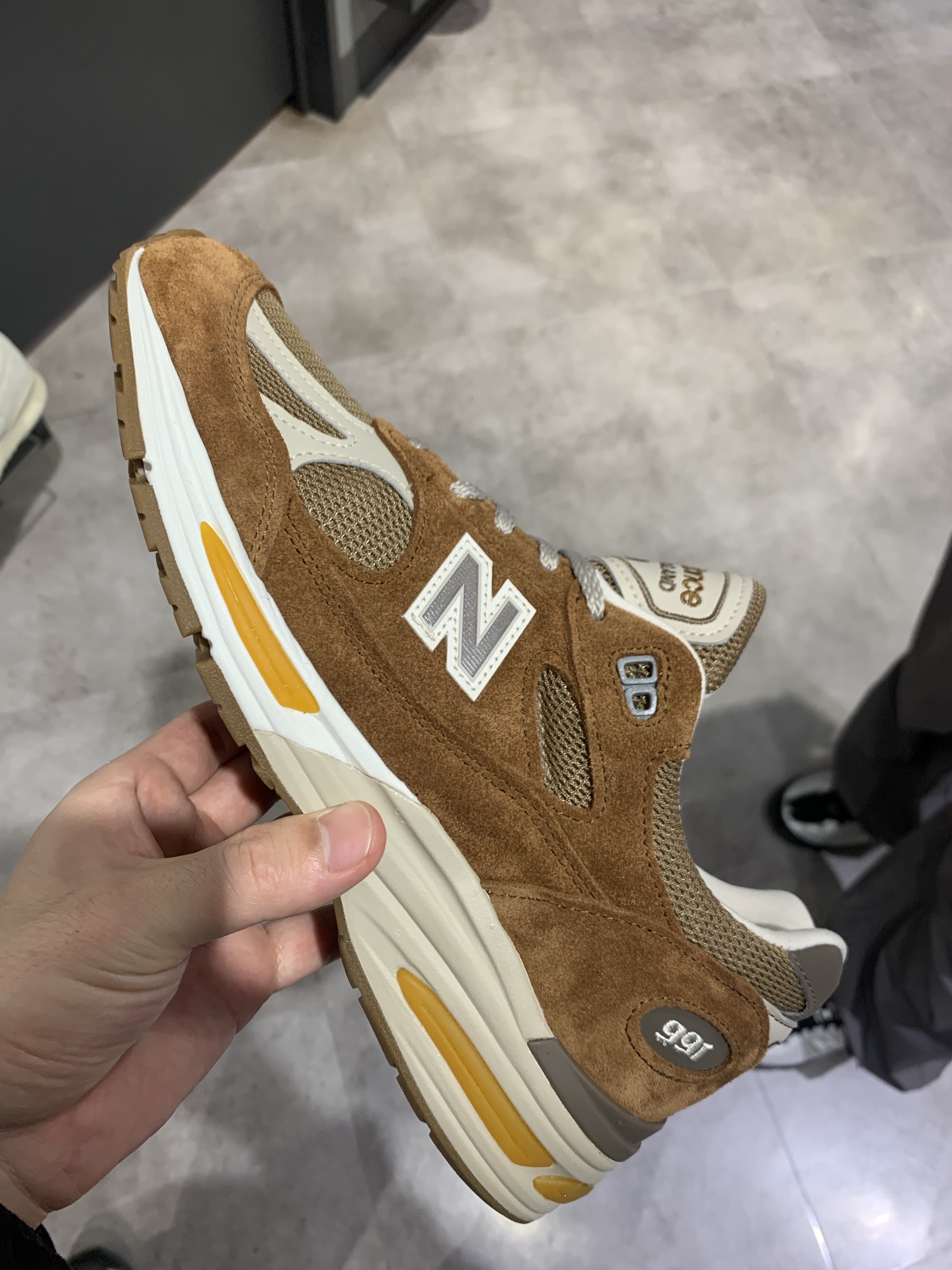 New Balance 991v2 Made in UK Caramel Cafe Dijon 착용 스타일