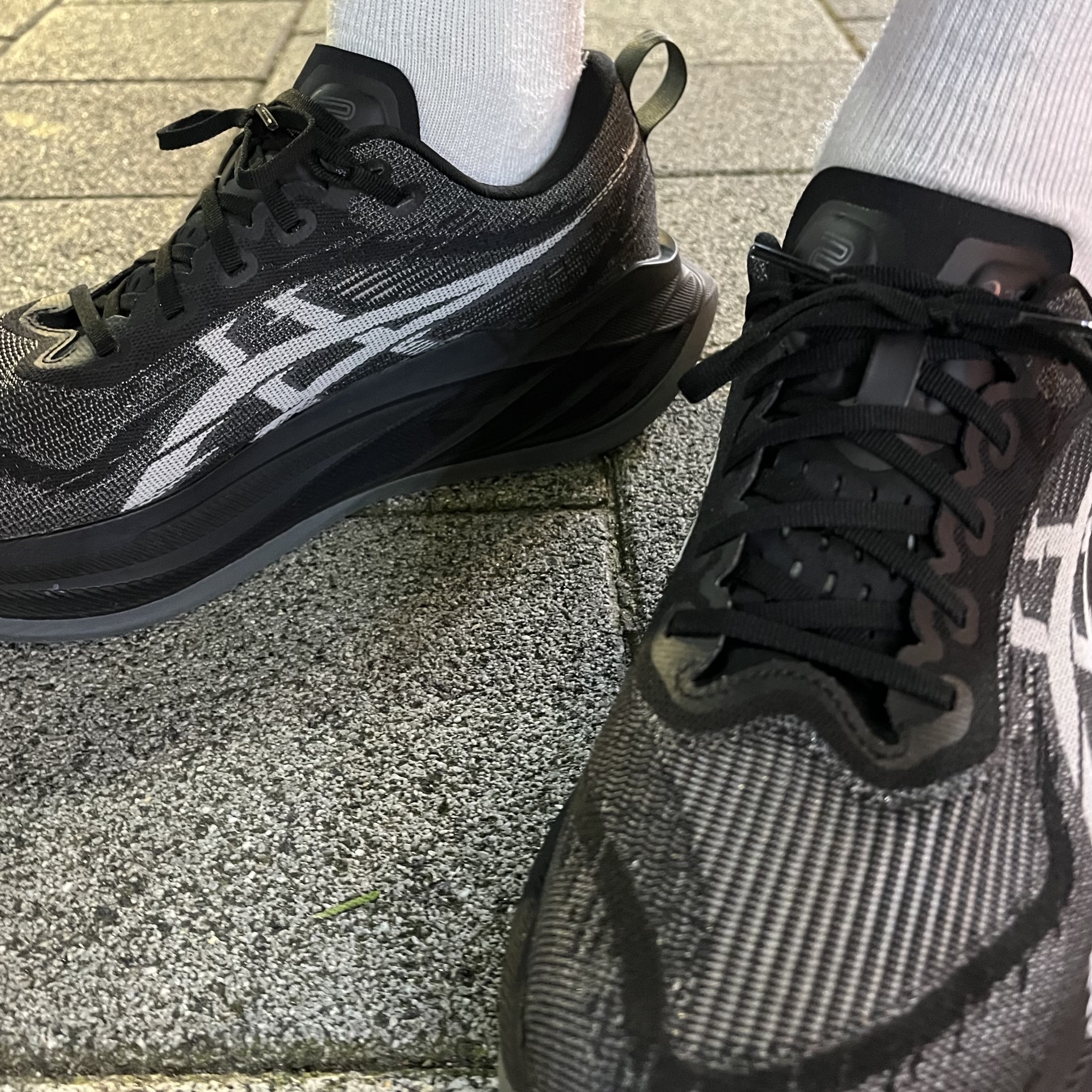 Asics Superblast 2 Black White 착용 스타일