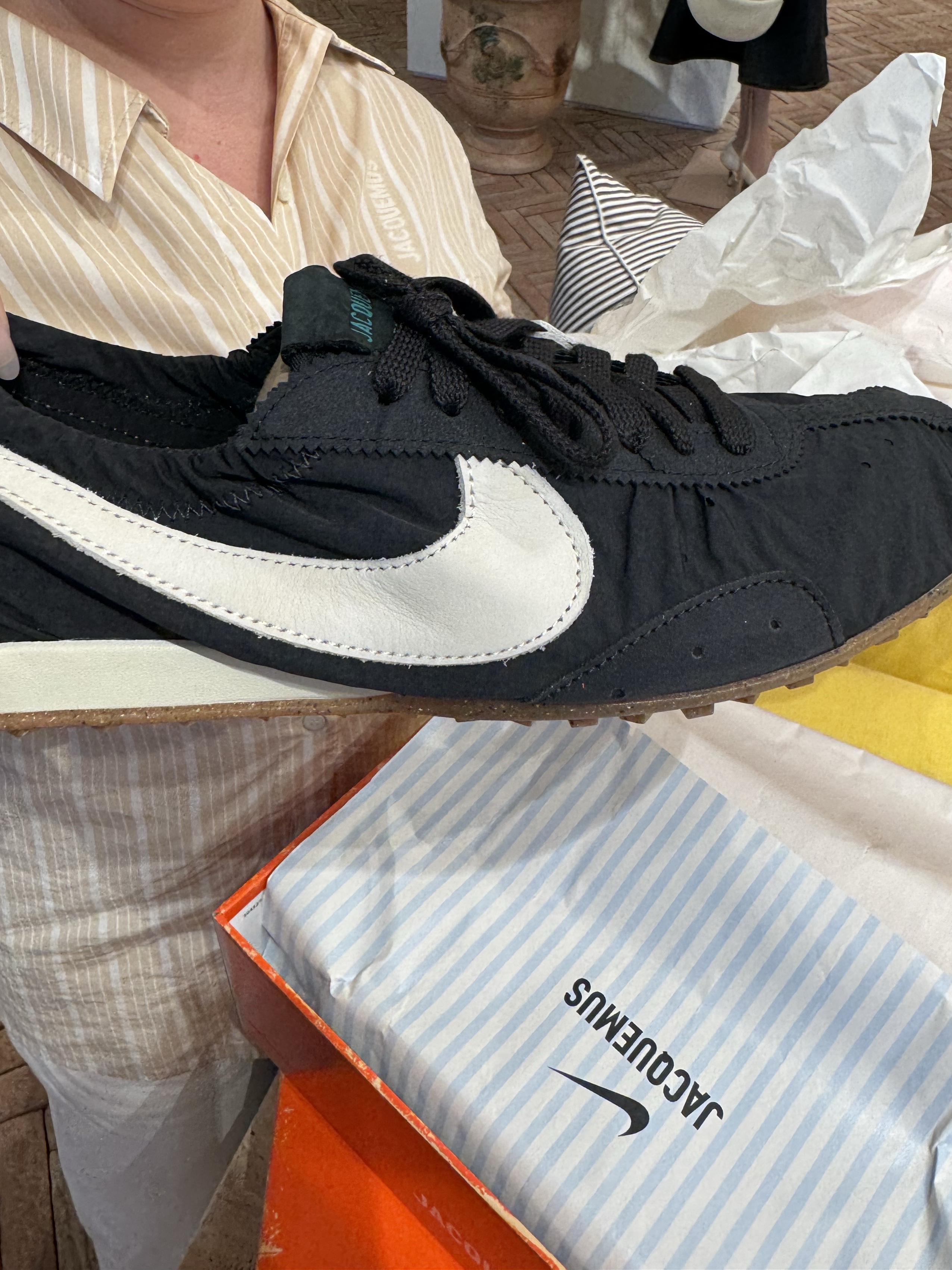 Nike x Jacquemus Moon Shoe SP Off Noir Cashmere, Nike x Jacquemus Moon Shoe SP University Red and Bicycle Yellow 착용 스타일 - 1