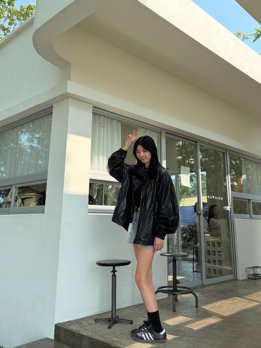 (W) Matin Kim Logo Coating Jumper Black 착용 스타일